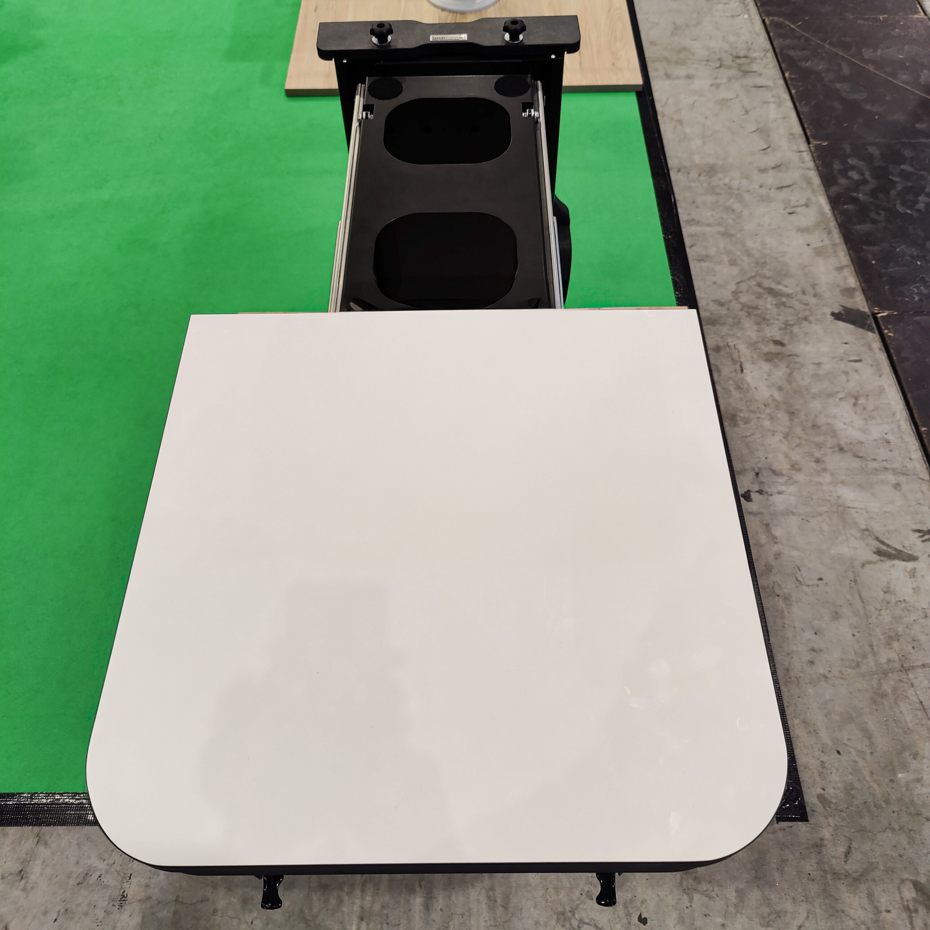 Zwevende tafel voor bestelwagens en campers