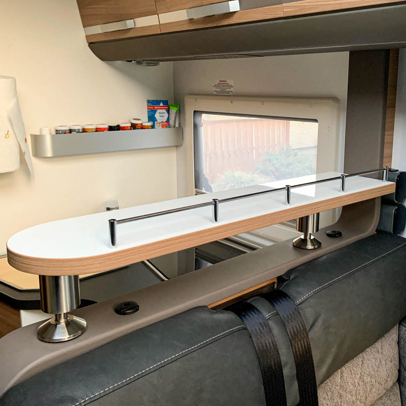 3036 Opbergrek voor Adria SL modellen van 2018 tot 2021 - Hoogglans wit met rand in kersen/havana / met railing