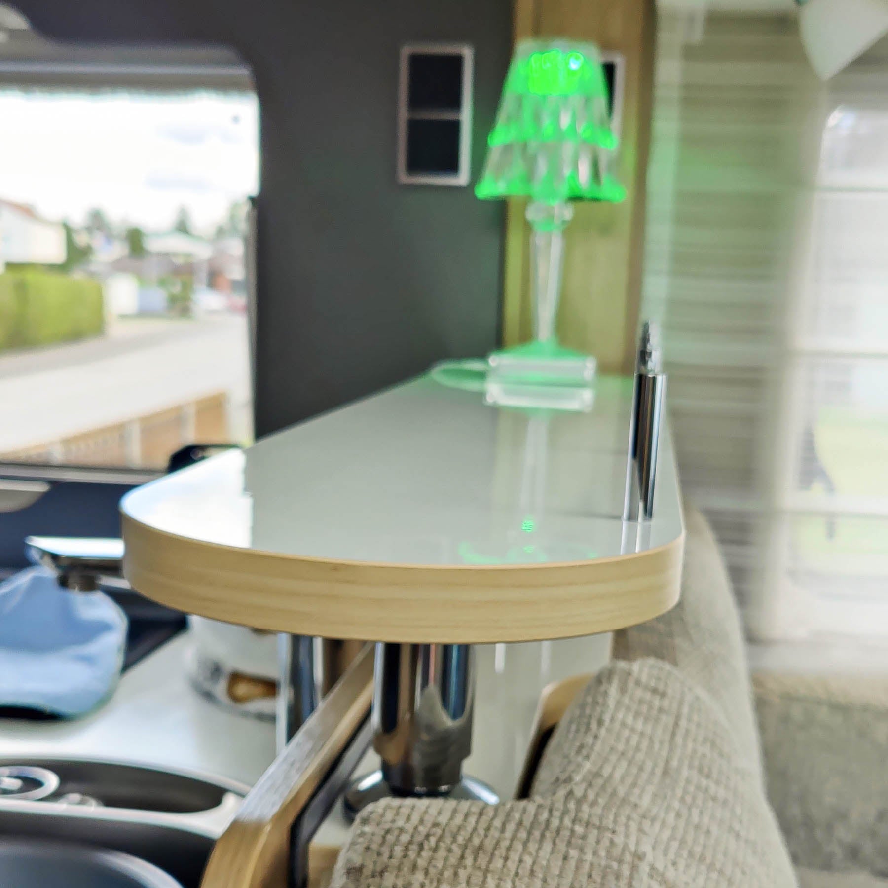 3045-2-delig opbergrek voor Hymer modellen - hoogglans wit met rand in licht ahorn / met railing