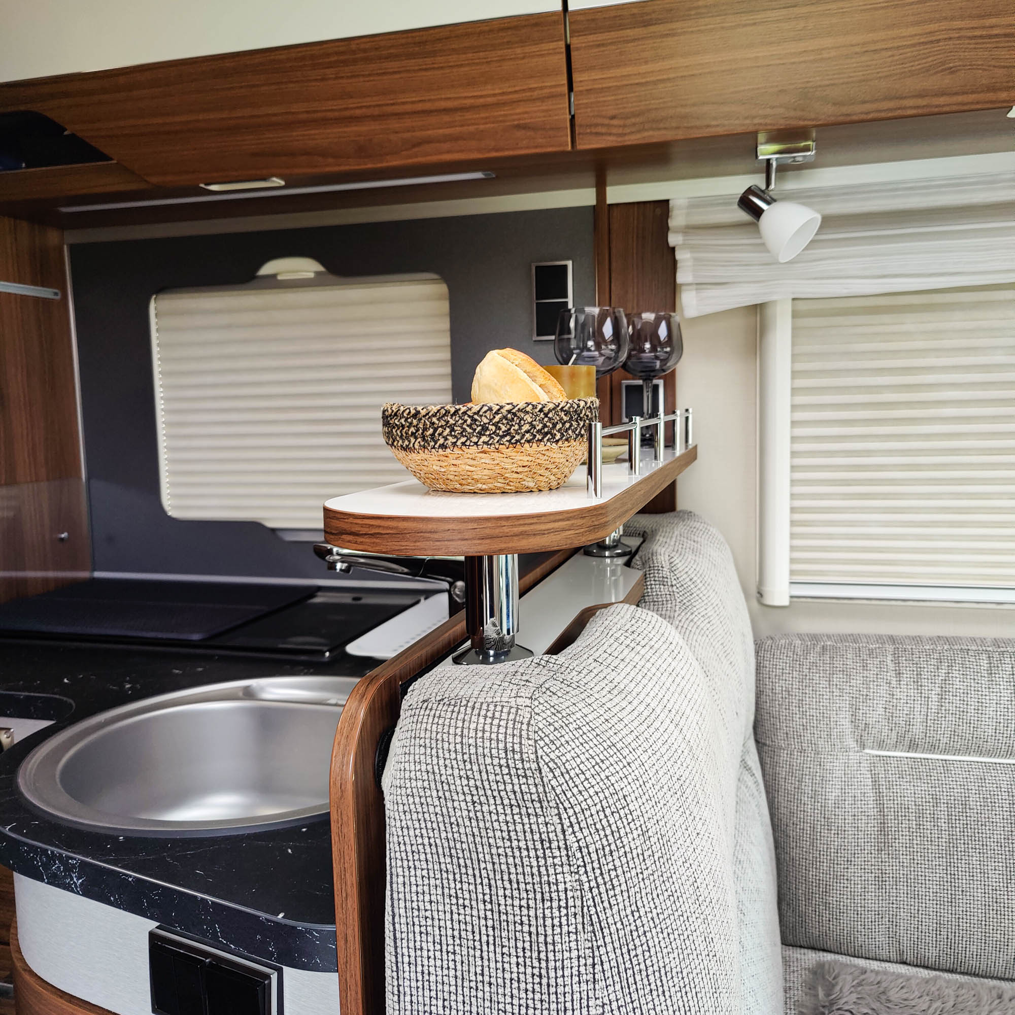 3047-2-delig opbergrek voor Hymer-modellen - hoogglans wit met rand in Madison walnoot / met reling