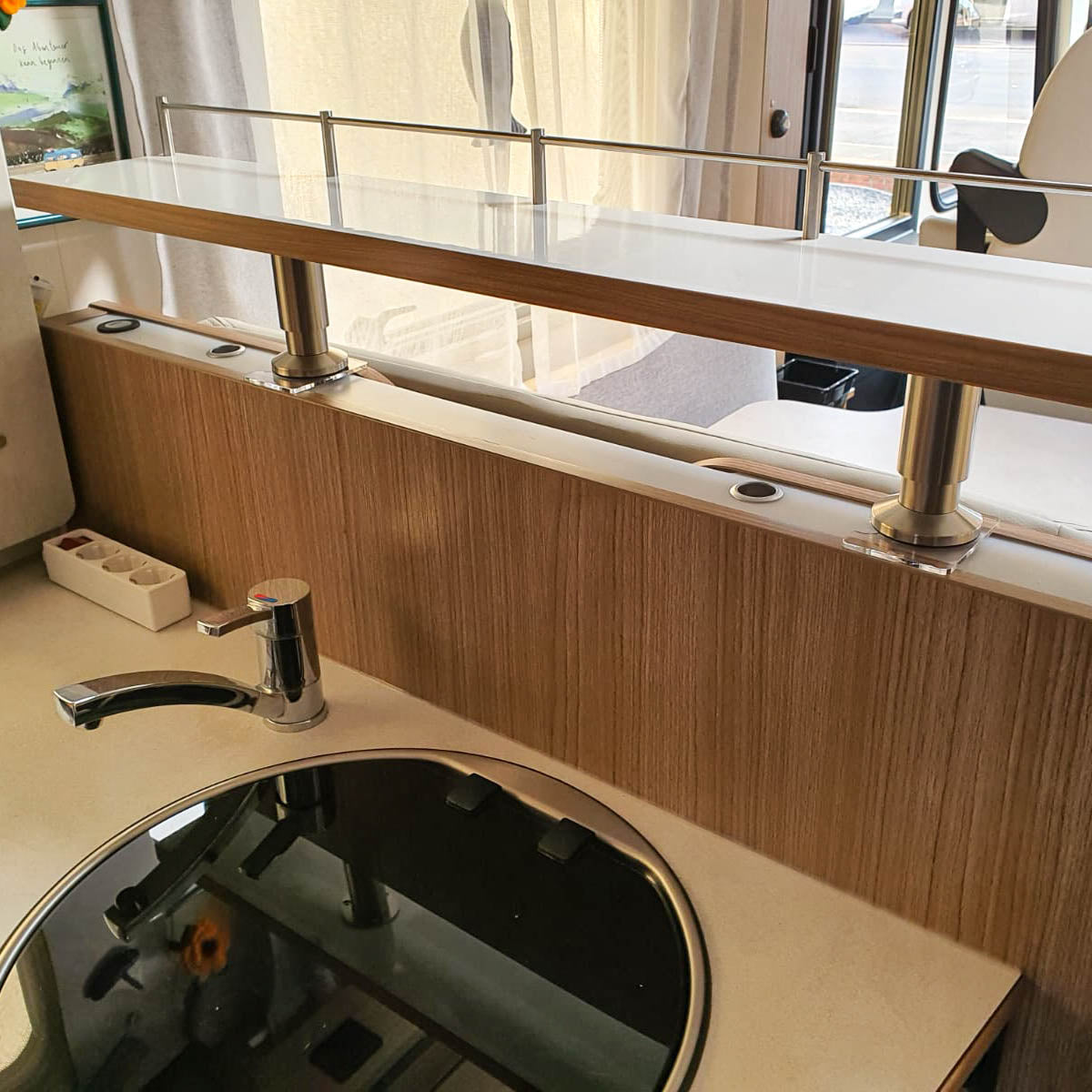 3061 Opbergrek voor Carado modellen van 2018 tot 2022 - Hoogglans wit met rand in kersen/havana / met railing