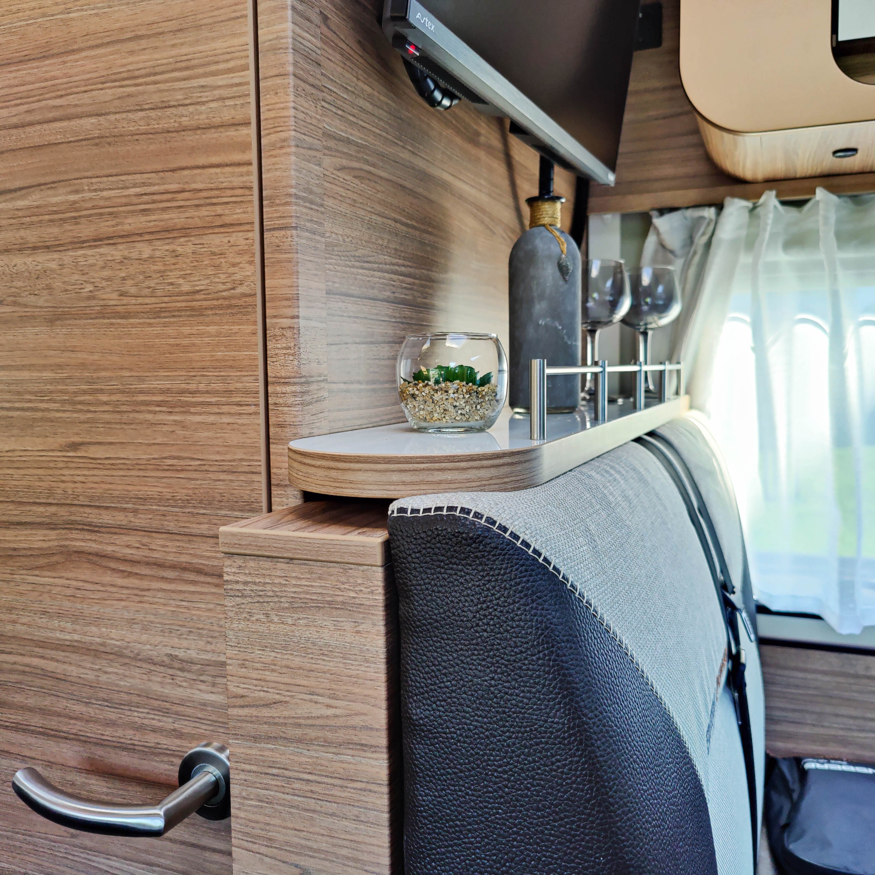 3319 Opbergrek voor Weinsberg Pepper Edition - Hoogglans wit met rand in kersen/havana / met reling