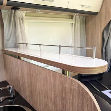 3367 Opbergrek voor Sunlight modellen van 2016 tot 2018 - Hoogglans wit met rand in kersen/havana / met railing