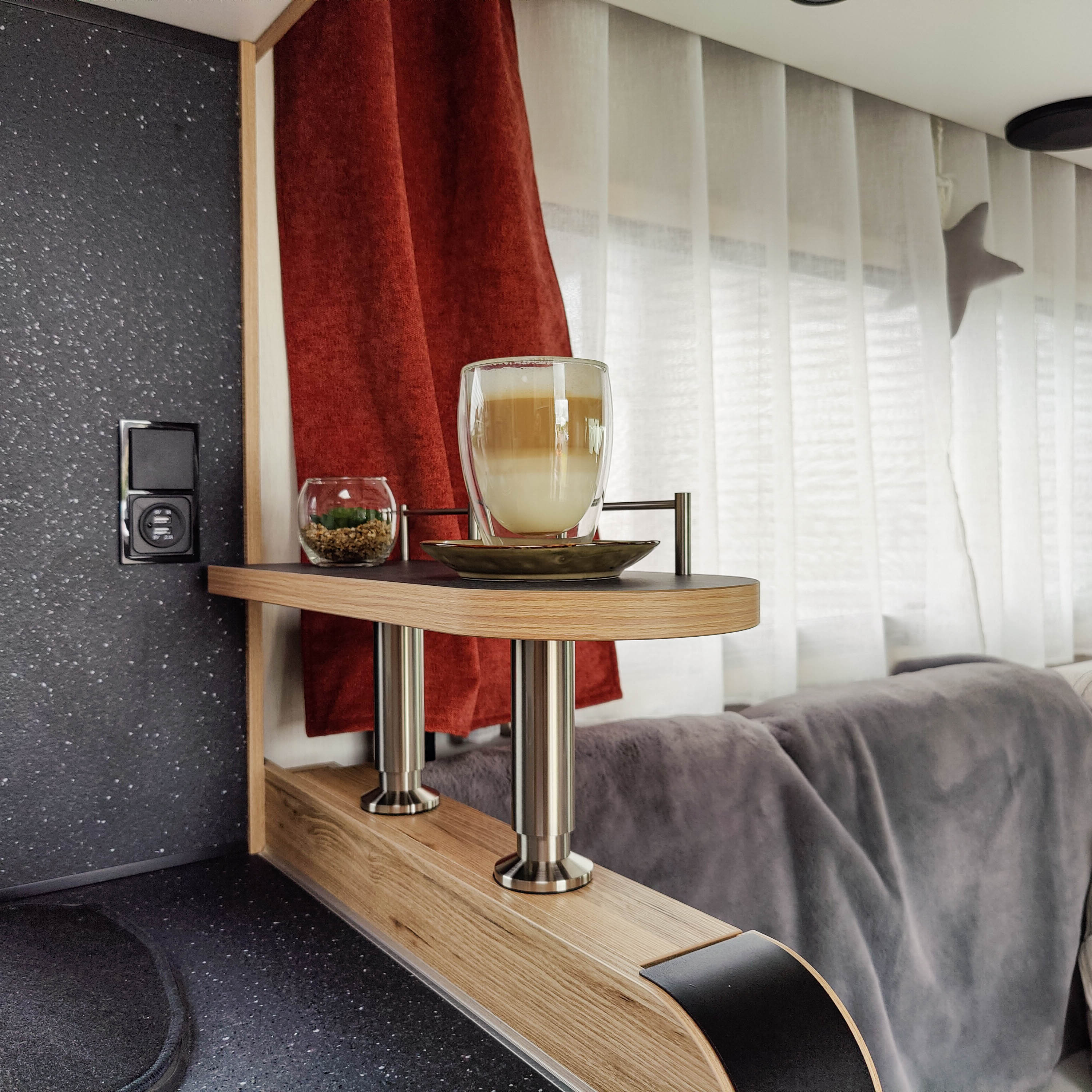 3373-Plateau Pilote 696D en Mooveo TEI 70 DH korte versie - Terrazzo Nero met rand in iepen Salisbury / met reling