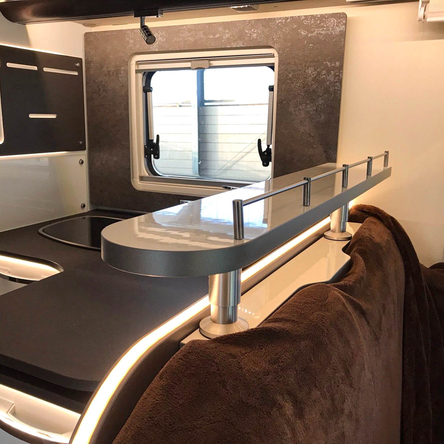 3419-2-delig opbergrek voor Dethleffs Trend vanaf modeljaar 2023 - Hoogglans wit met rand in grijs/antraciet / met reling