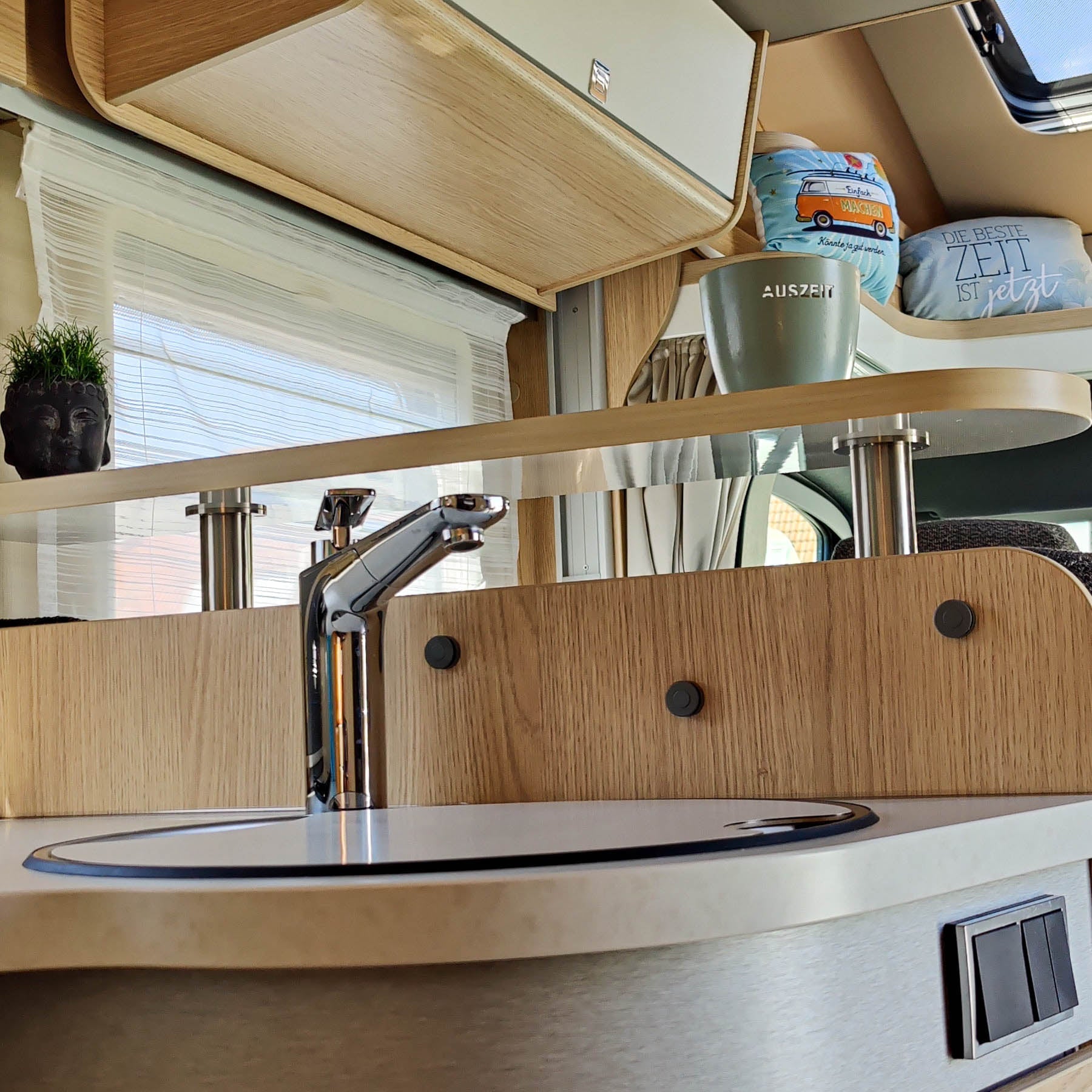 3043-2-delig opbergrek voor Hymer modellen - hoogglans wit met rand in licht ahorn / zonder railing