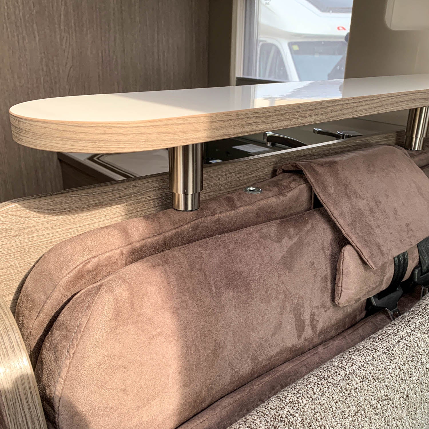 3080 Opbergrek voor Dethleffs Magic Edition modellen vanaf 2017 - Hoogglans wit met rand in elm truffel / zonder railing