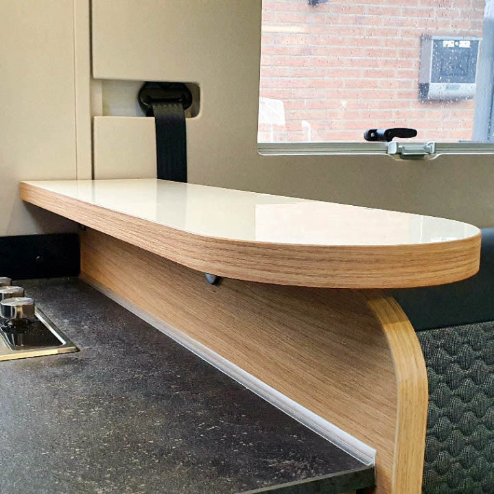 3350 opbergrek voor Adria modellen DL en DC vanaf 2021 met face to face - hoogglans wit met rand in Salisbury elm / zonder railing