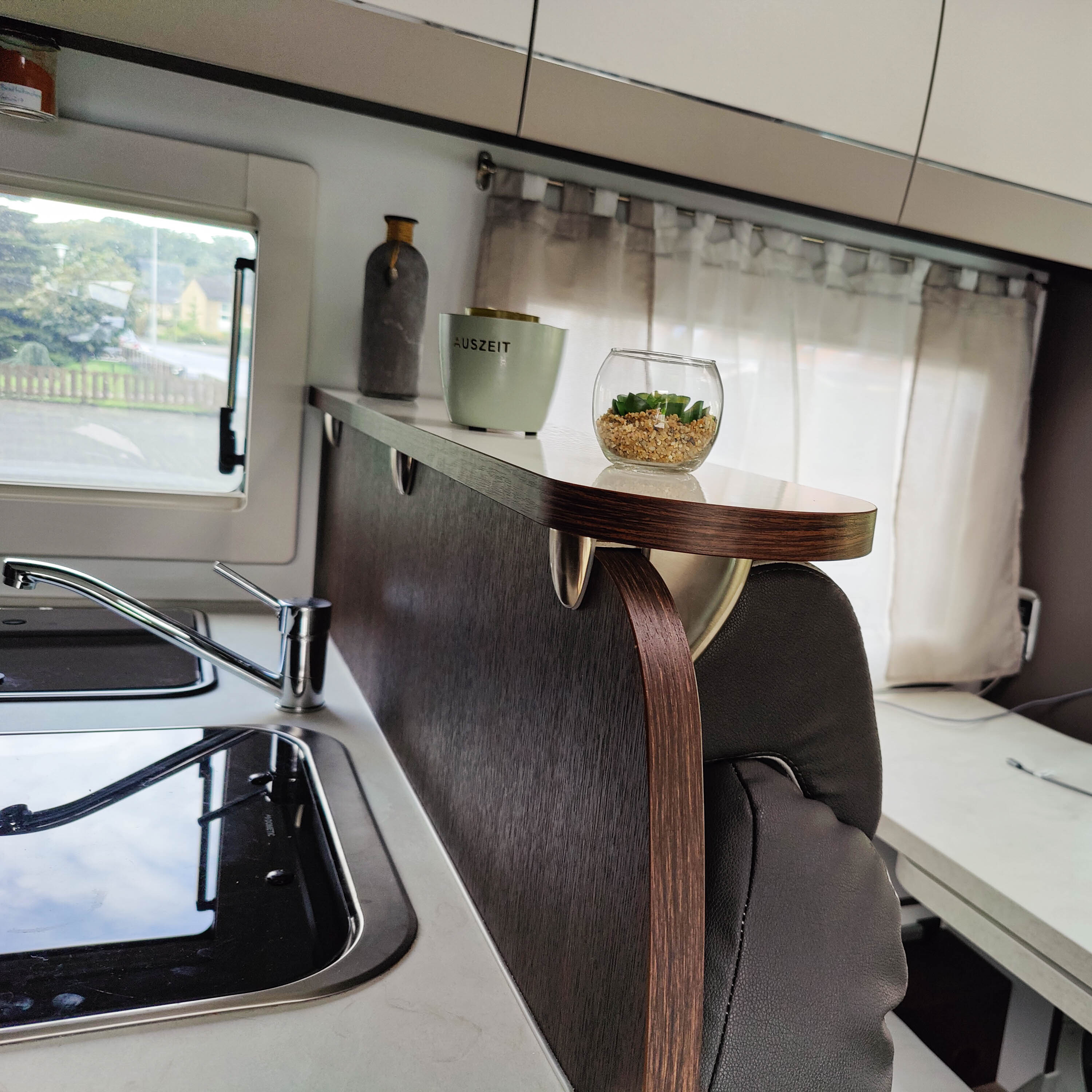 3438 Opbergrek voor Benimar campers - Hoogglans wit met rand in Wengé Classic / zonder railing