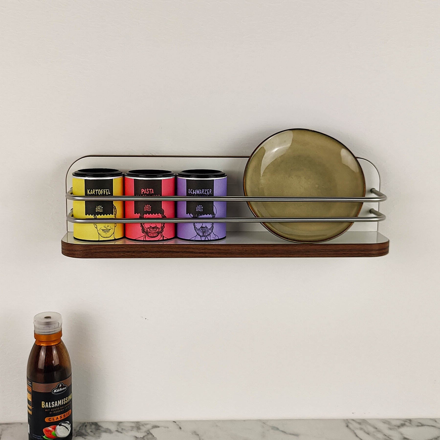 #kleur_hoogglans wit met rand in Madison walnoot en rvs reling