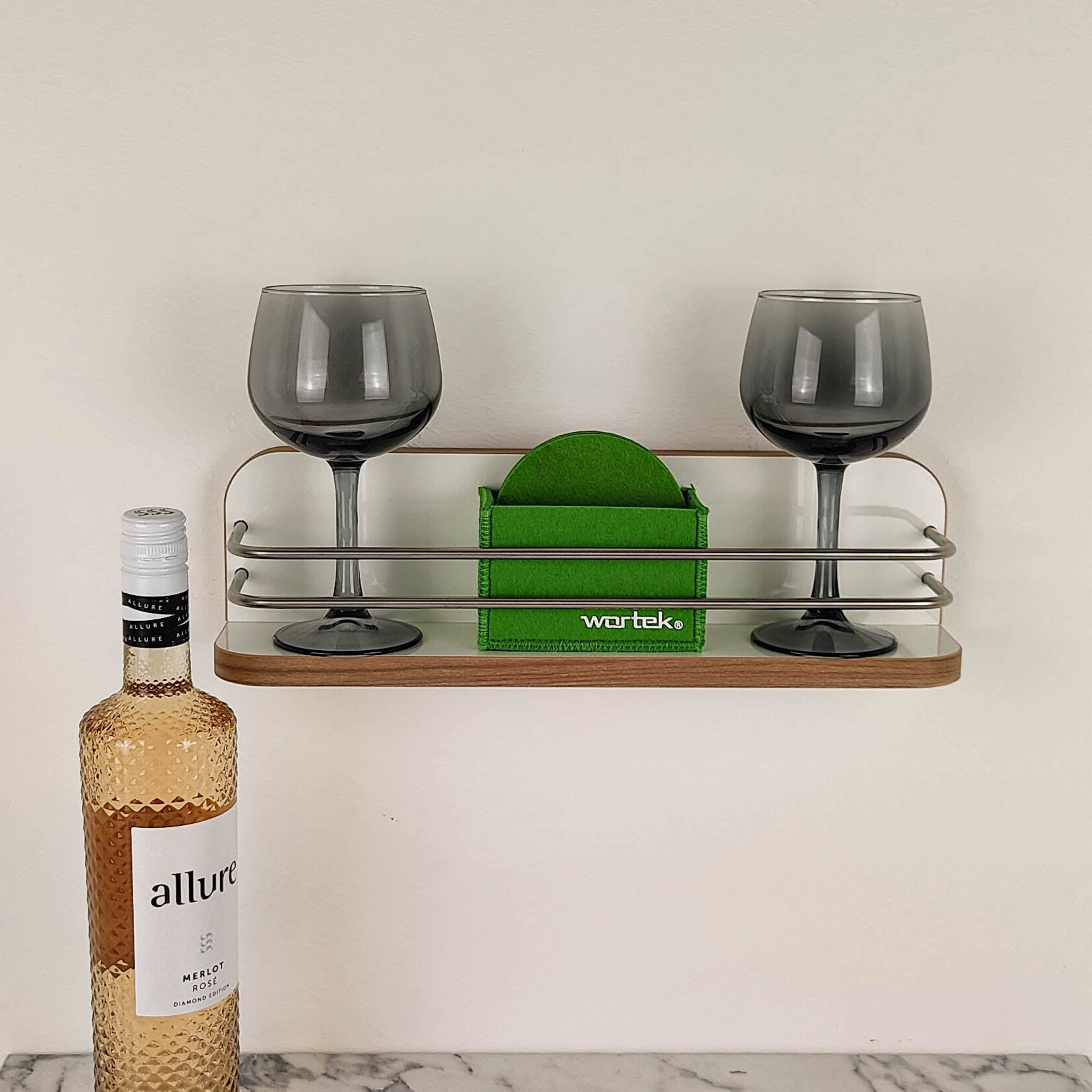 #kleur_hoogglans wit met rand in kersen/havana en rvs reling