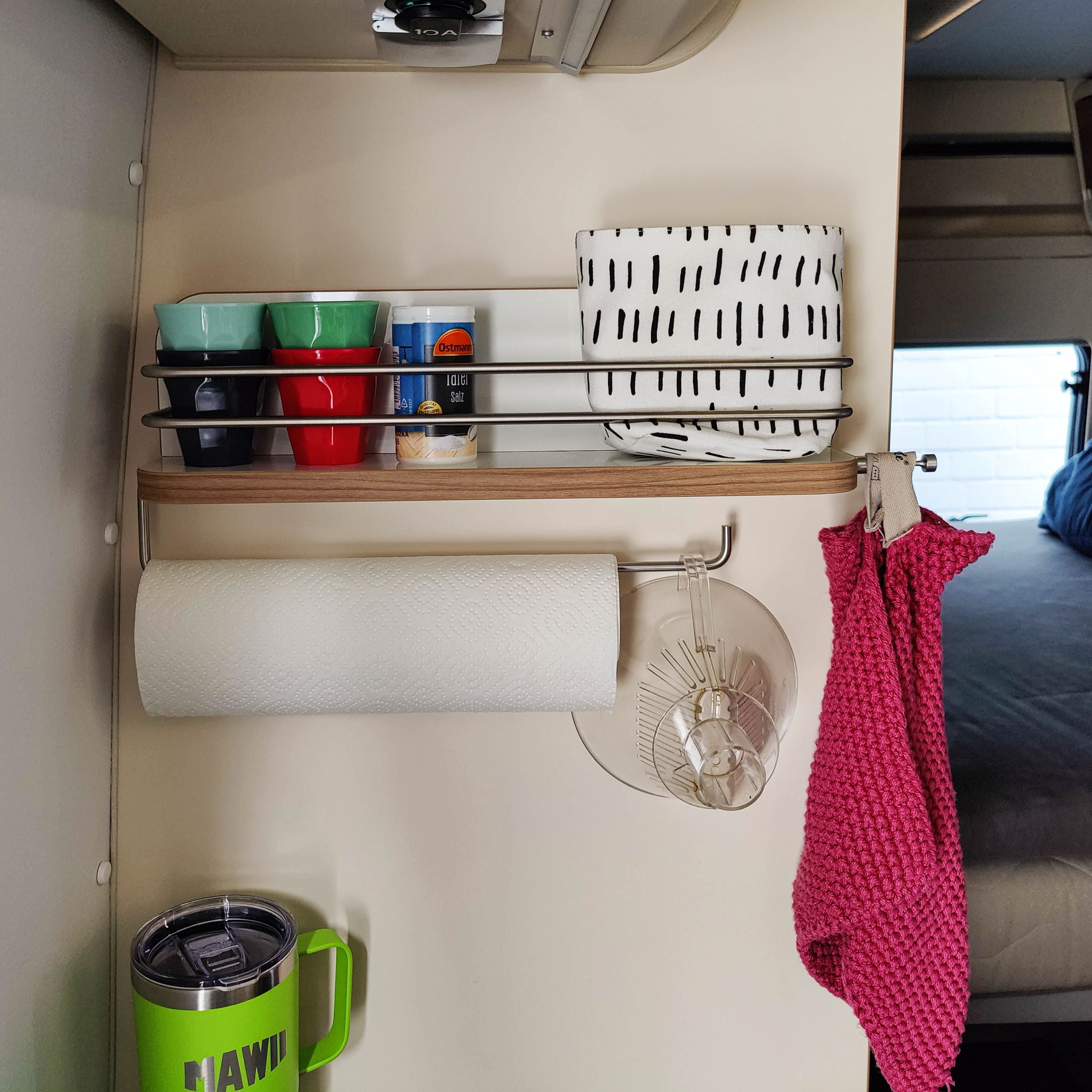 #kleur_hoogglans wit met rand in kersen/havana en rvs reling