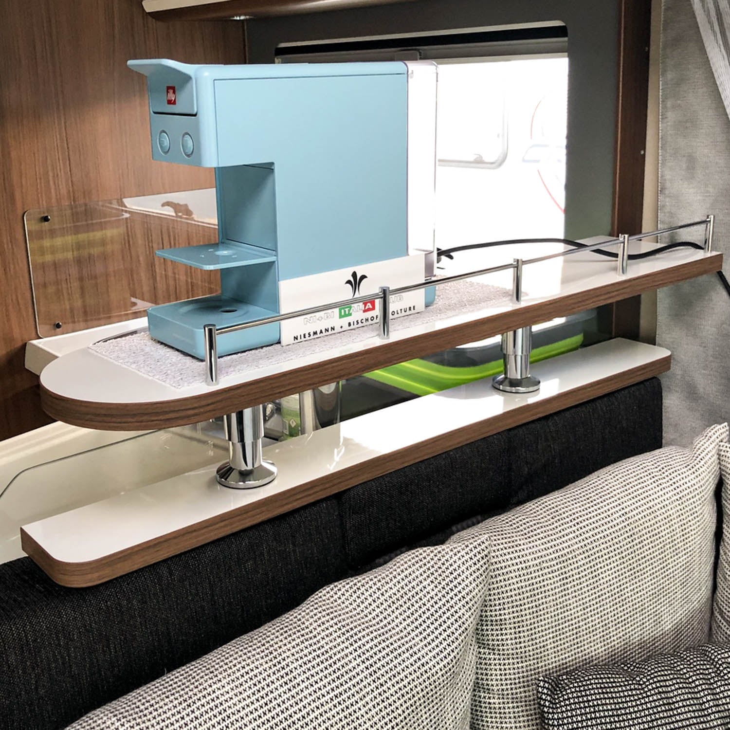 Niesmann en Bischoff schap voor koffiemachine