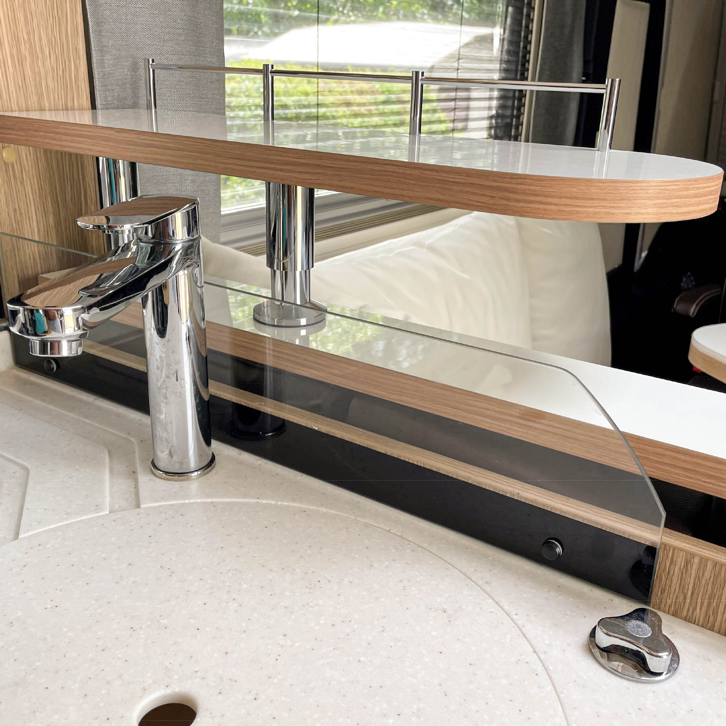 Opbergrek Niesmann met reling en iep Salisbury