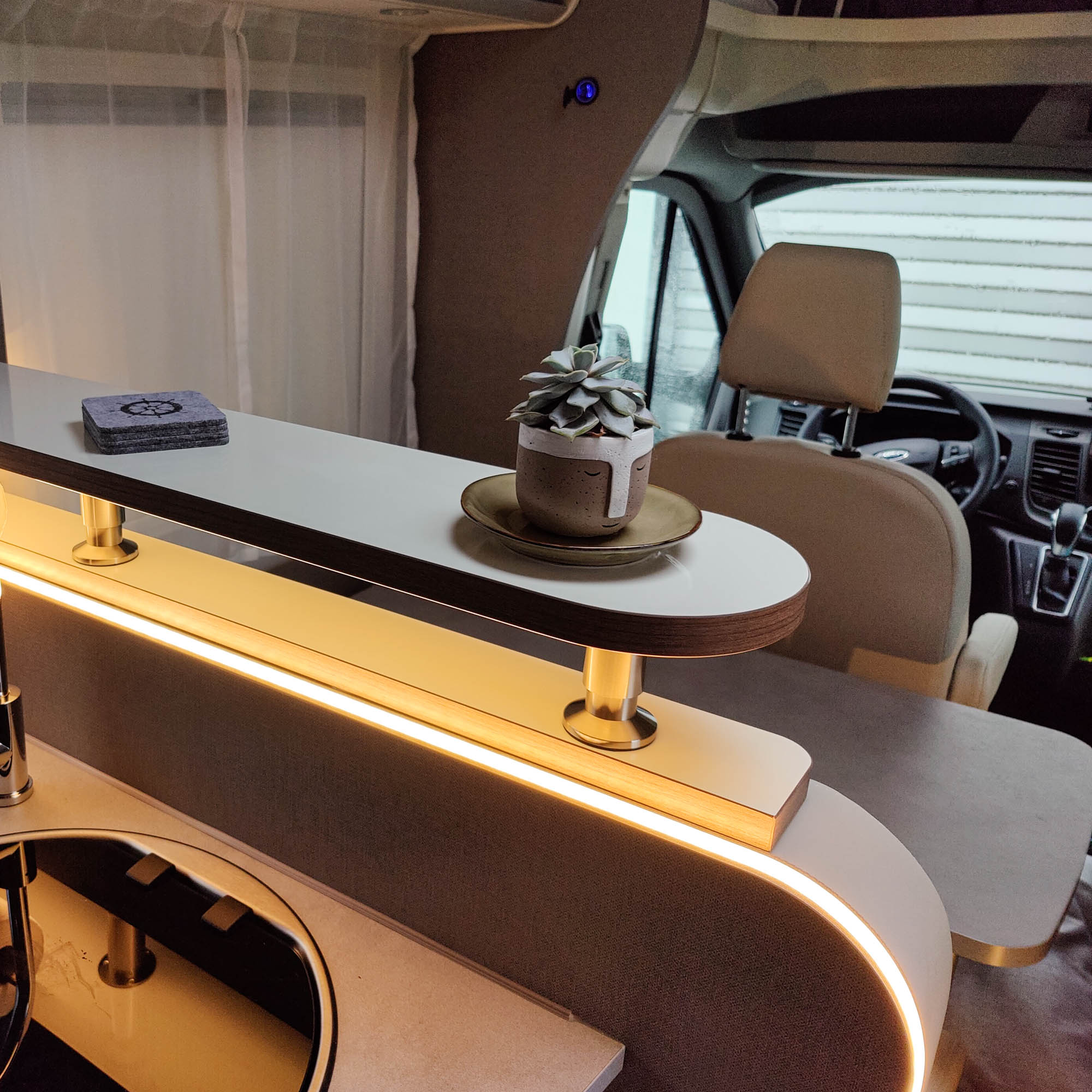 Plank zonder reling in iepentruffel