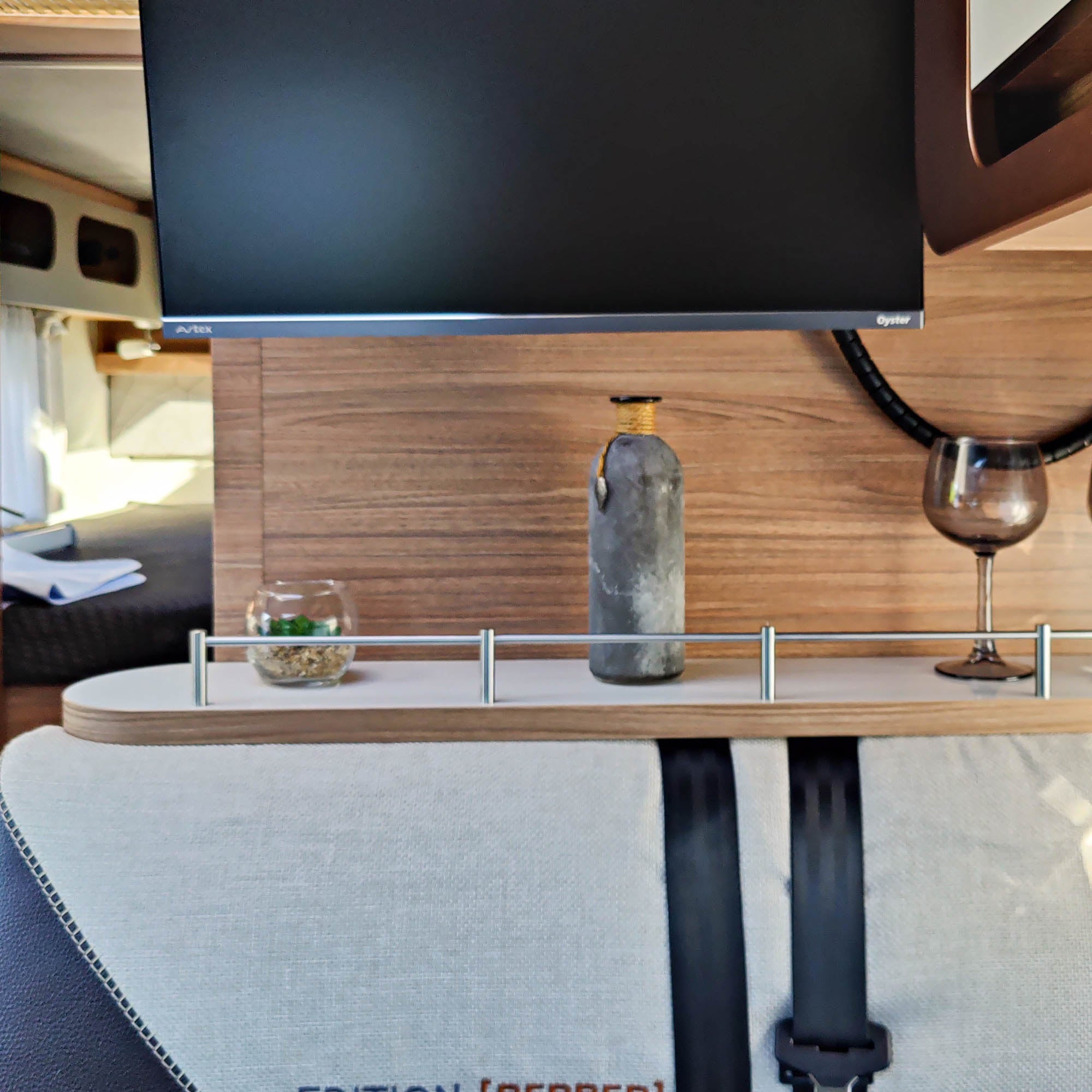 Plank met reling voor de Knaus