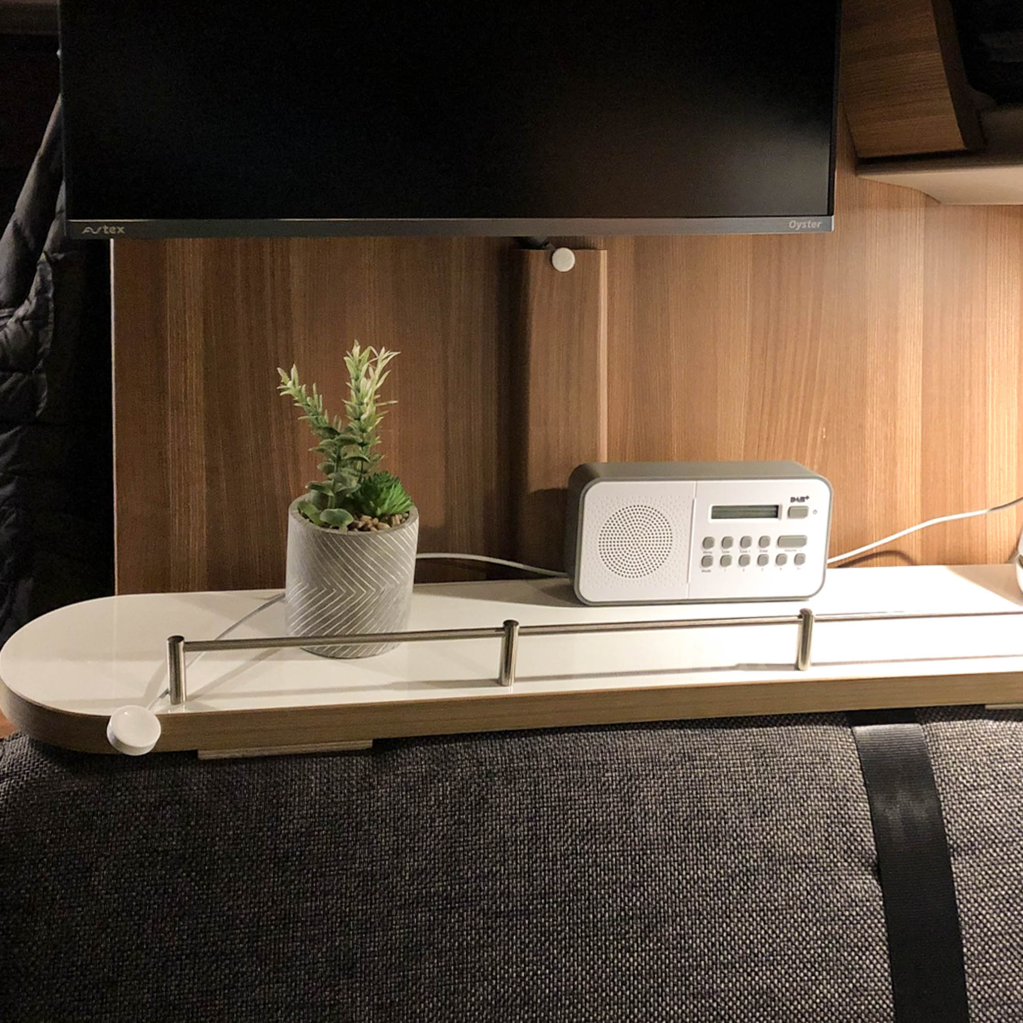 Opbergplank voor decoratie en radio in de Knaus