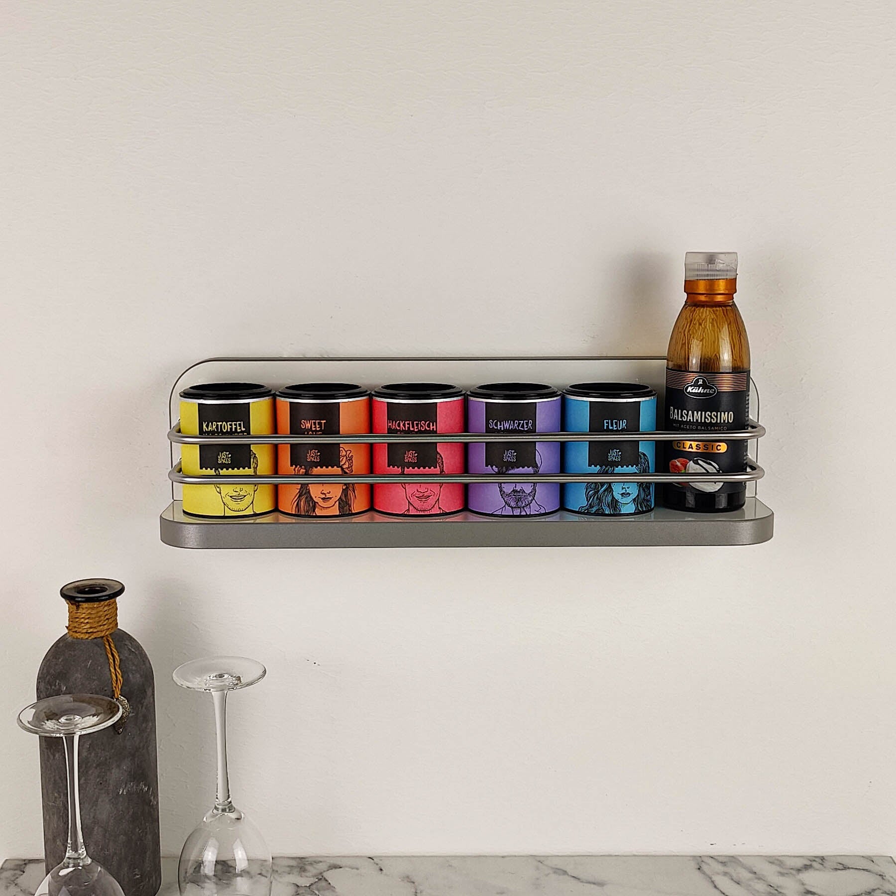 #kleur_hoogglans wit met rand in grijs/antraciet en rvs reling