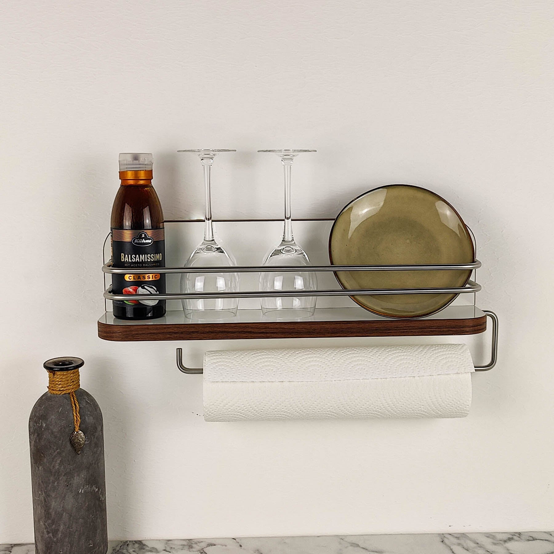 #kleur_hoogglans wit met rand in Madison walnoot en rvs reling