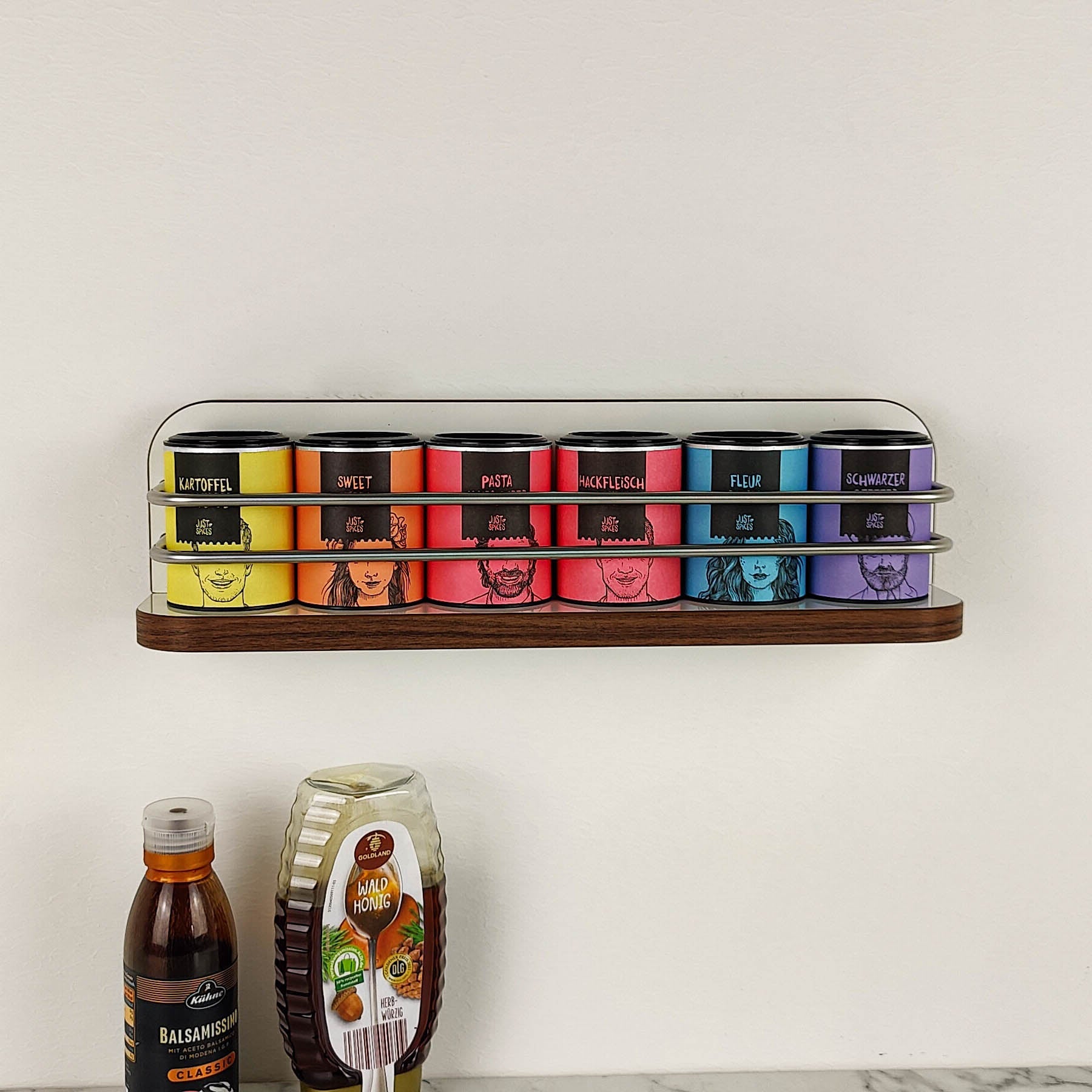 #kleur_hoogglans wit met rand in Madison walnoot en rvs reling