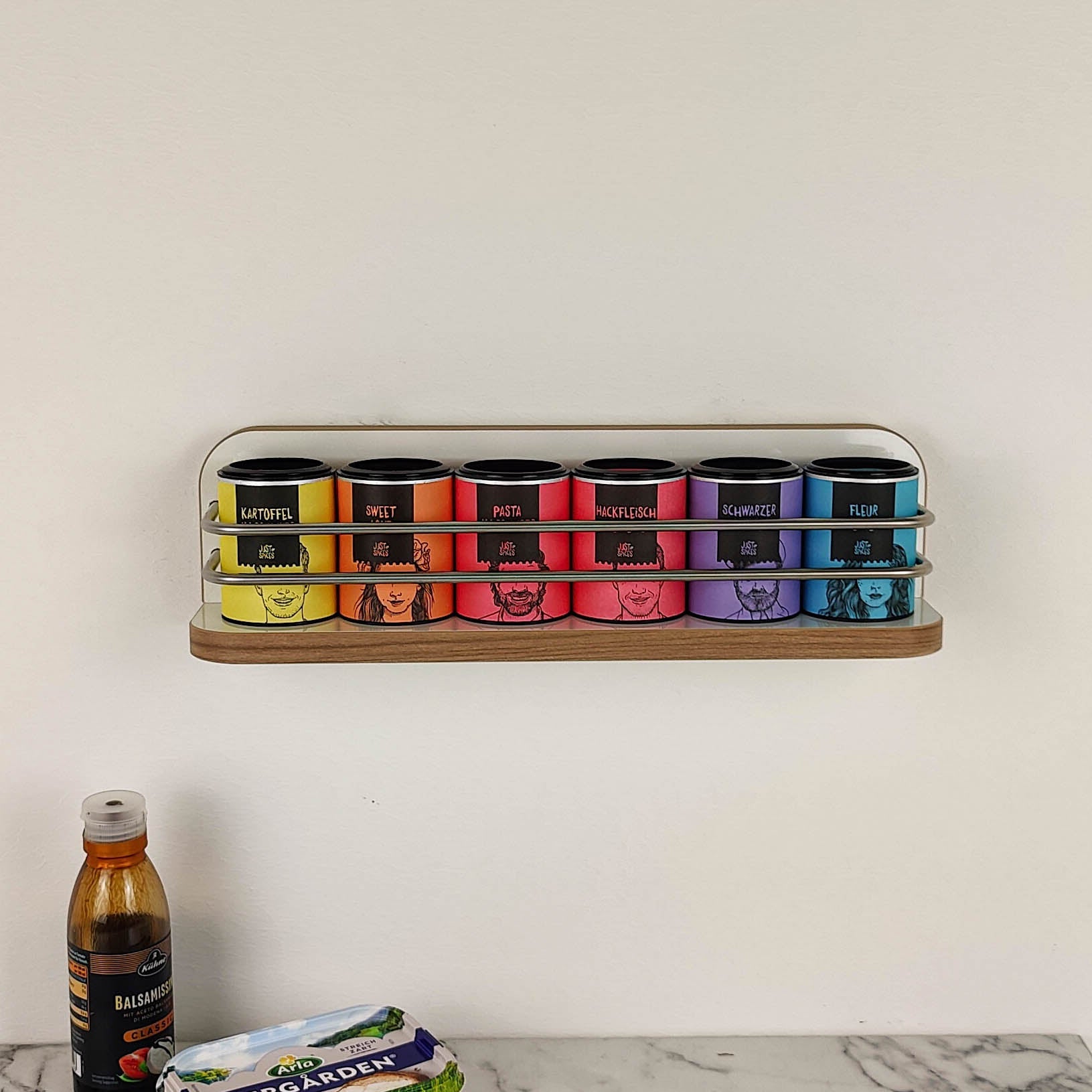 #kleur_hoogglans wit met rand in kersen/havana en rvs reling