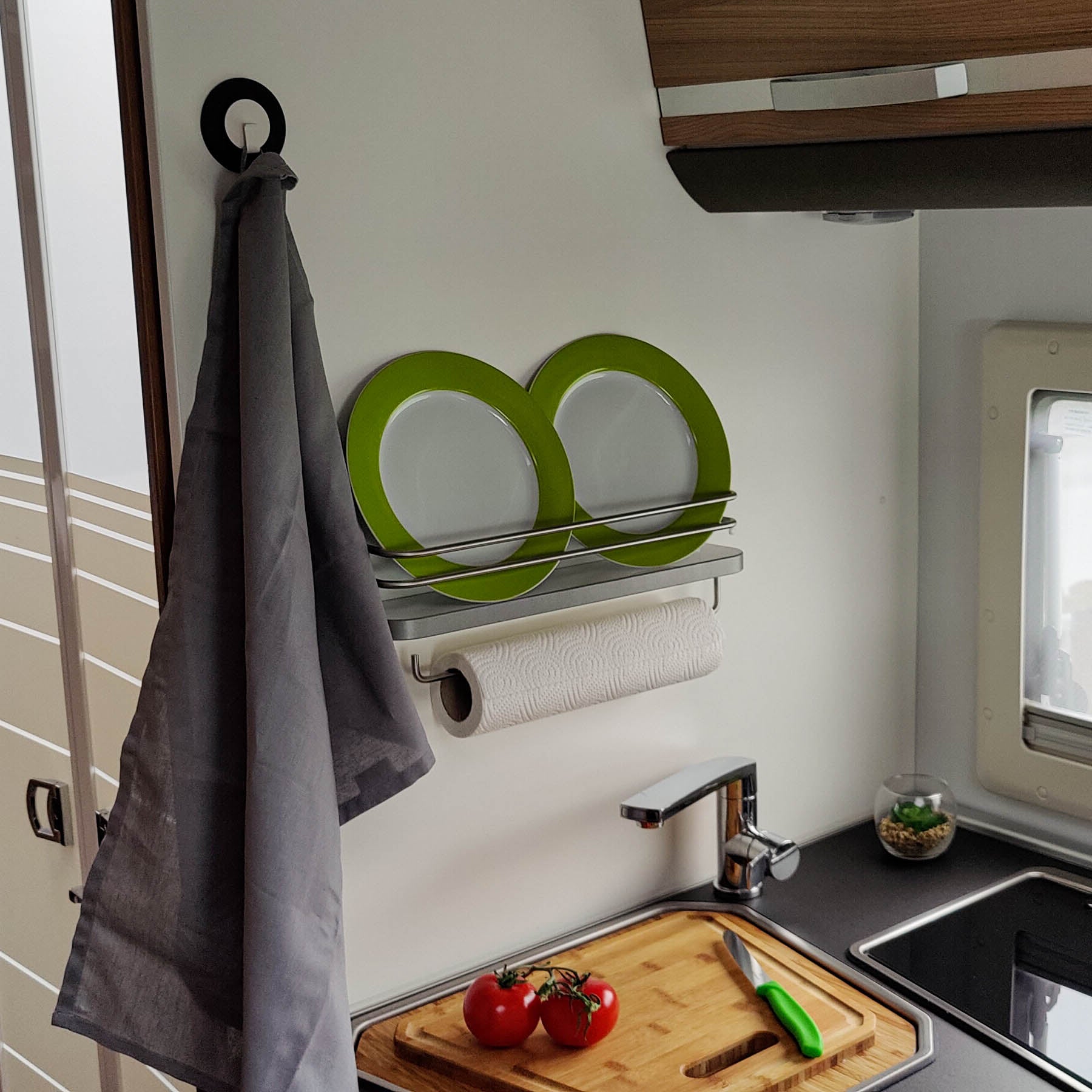 #kleur_hoogglans wit met rand in grijs/antraciet en rvs reling