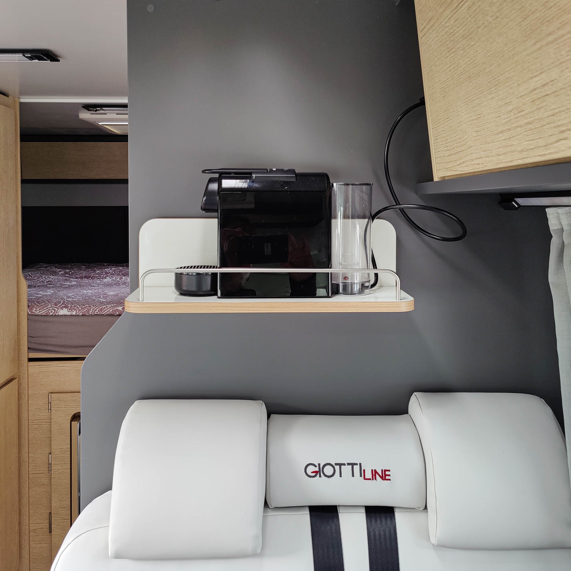 Ruimte voor het koffiezetapparaat in de camper
