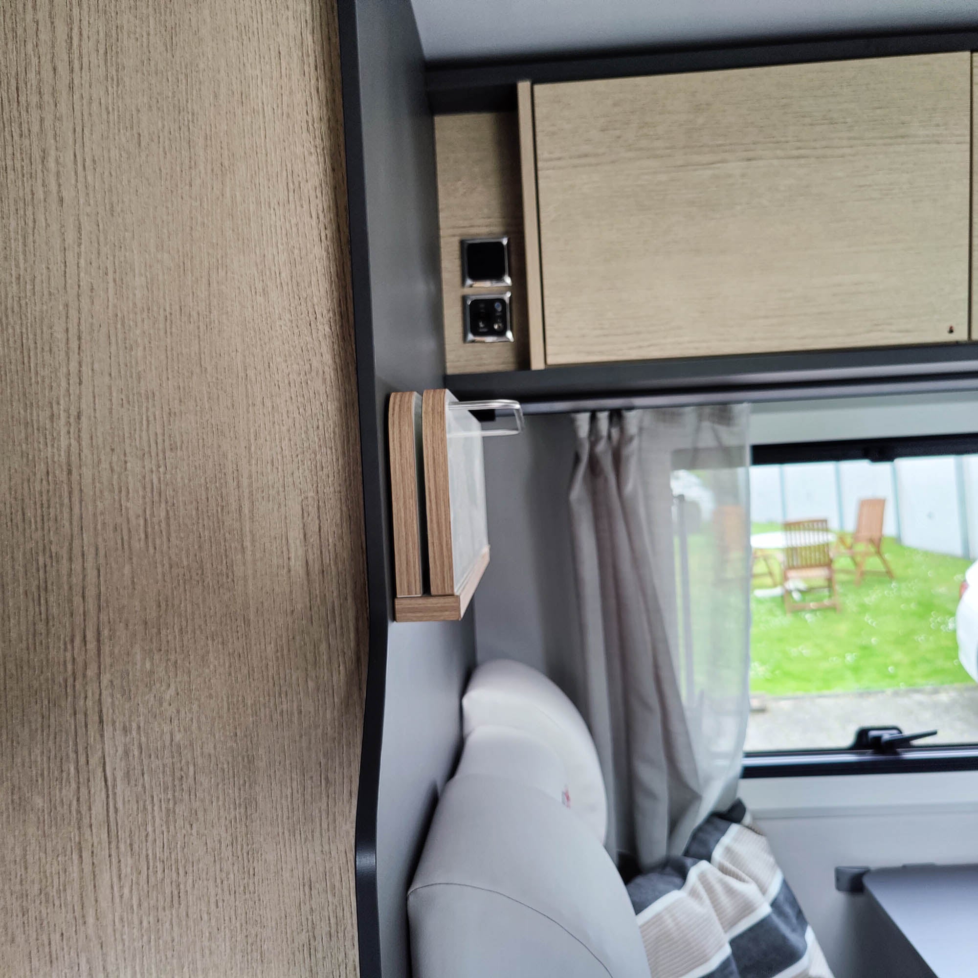 Ruimtebesparende planken in de camper installeren