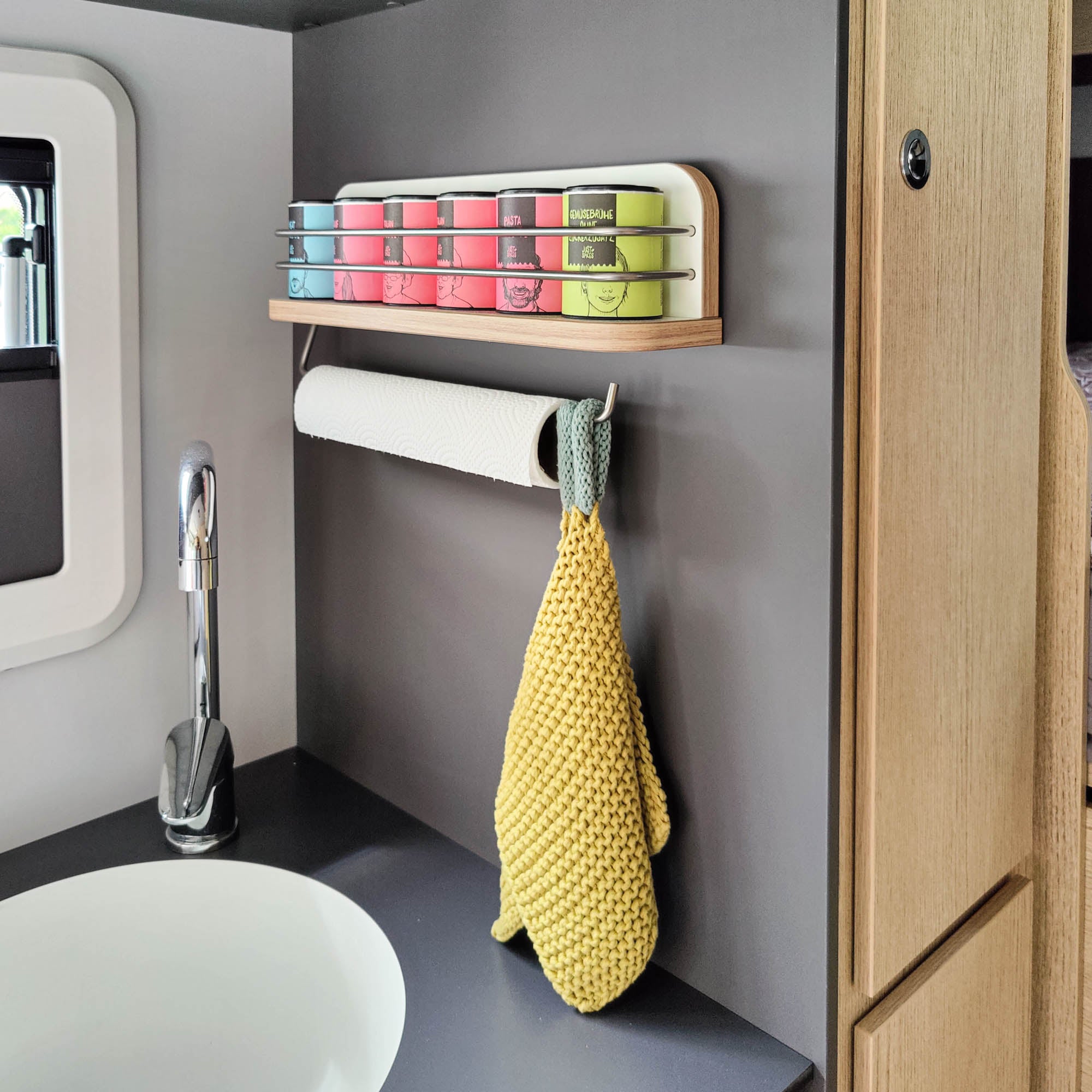 #kleur_hoogglans wit met rand in iepen Salisbury en rvs reling