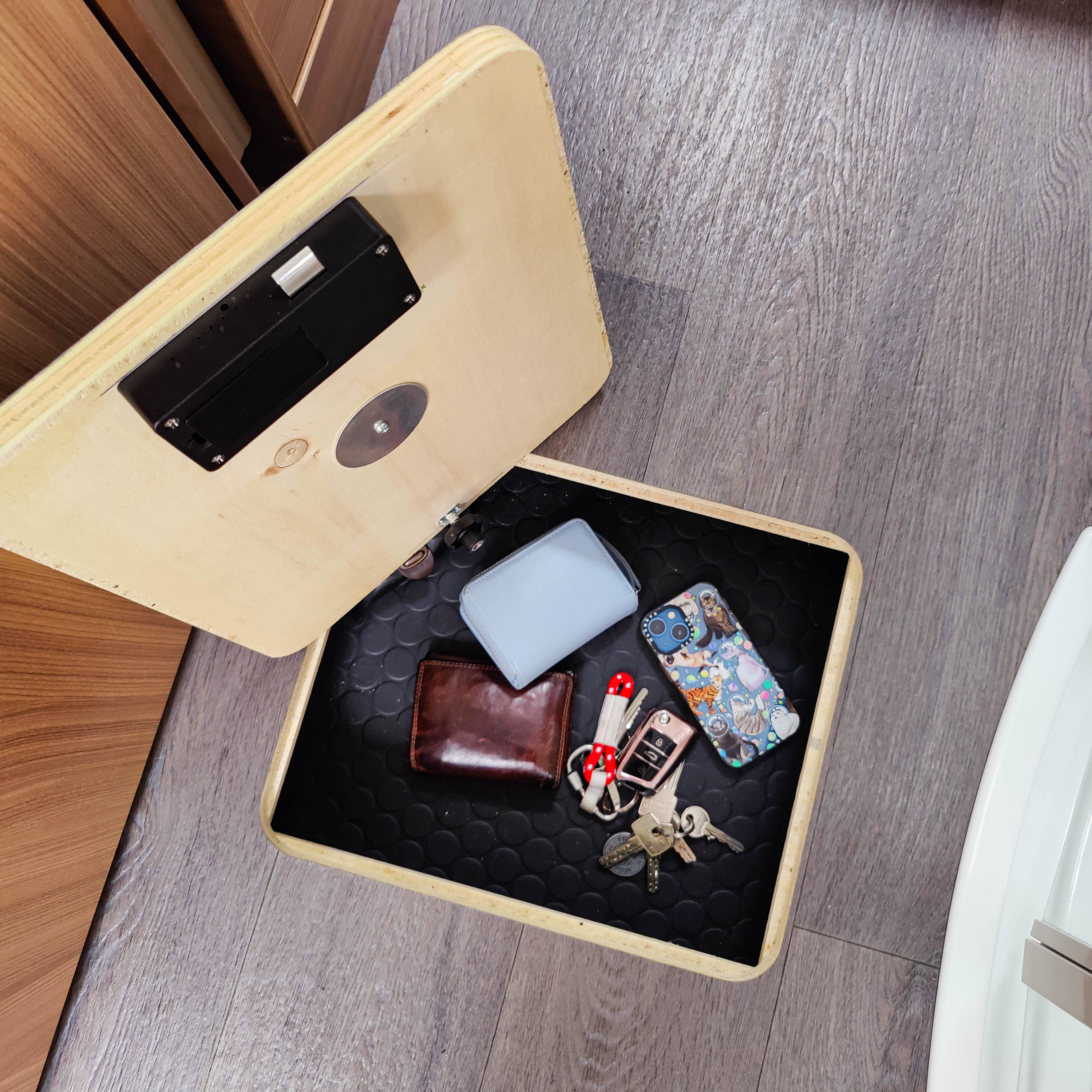 Vergrendelingssysteem voor de vloerluik in het motorhome