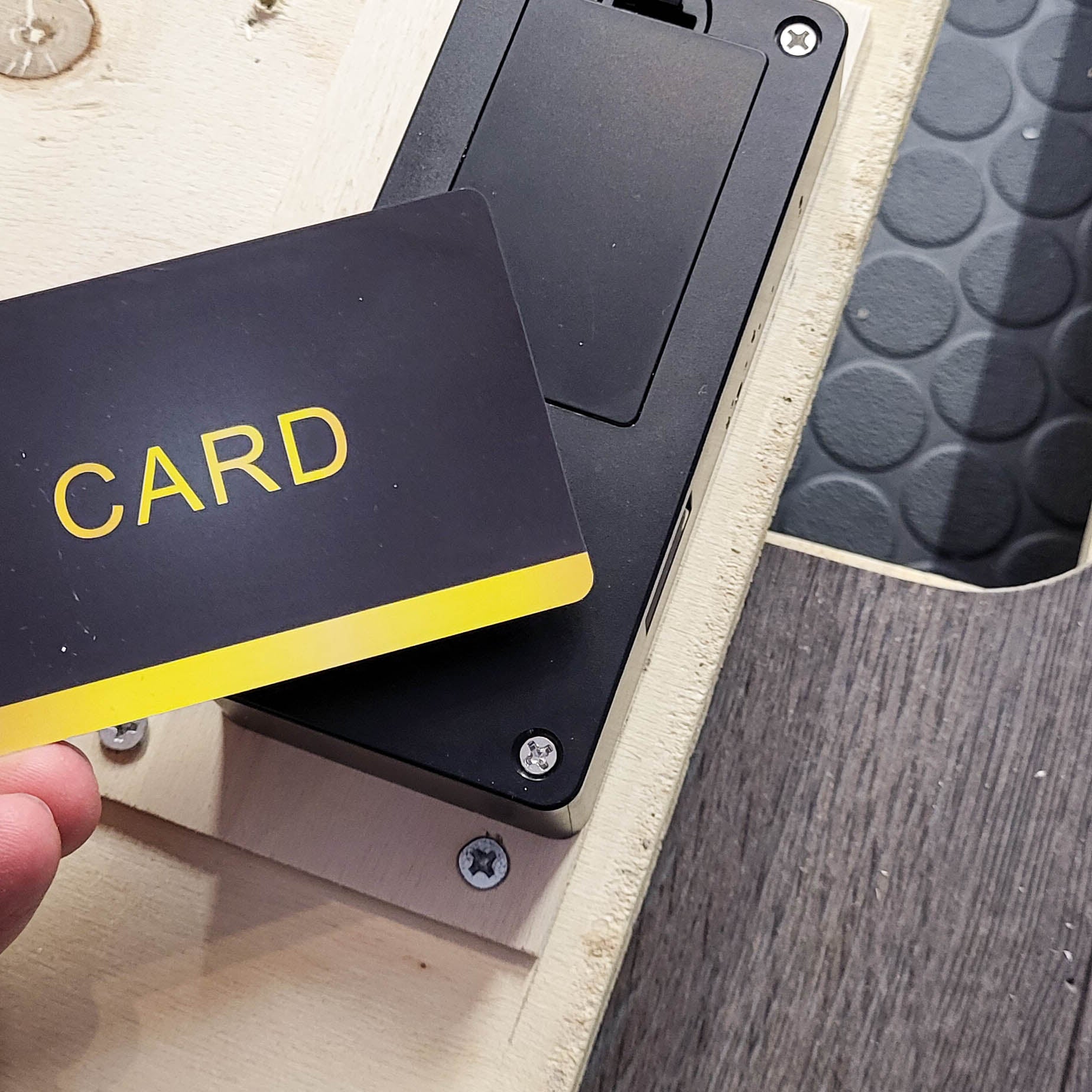 Vergrendelingssysteem voor de vloerluik in het motorhome