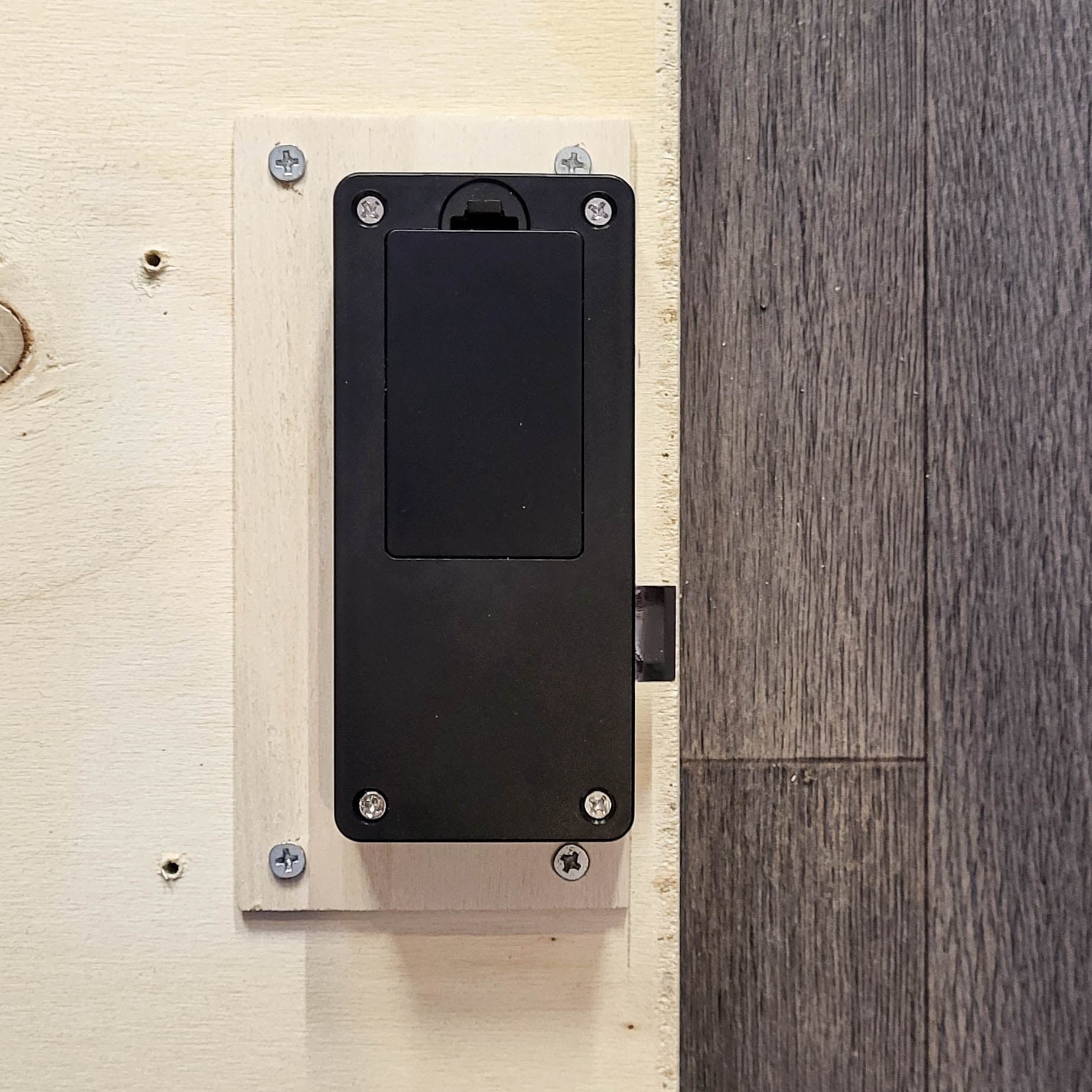 Vergrendelingssysteem voor de vloerluik in het motorhome