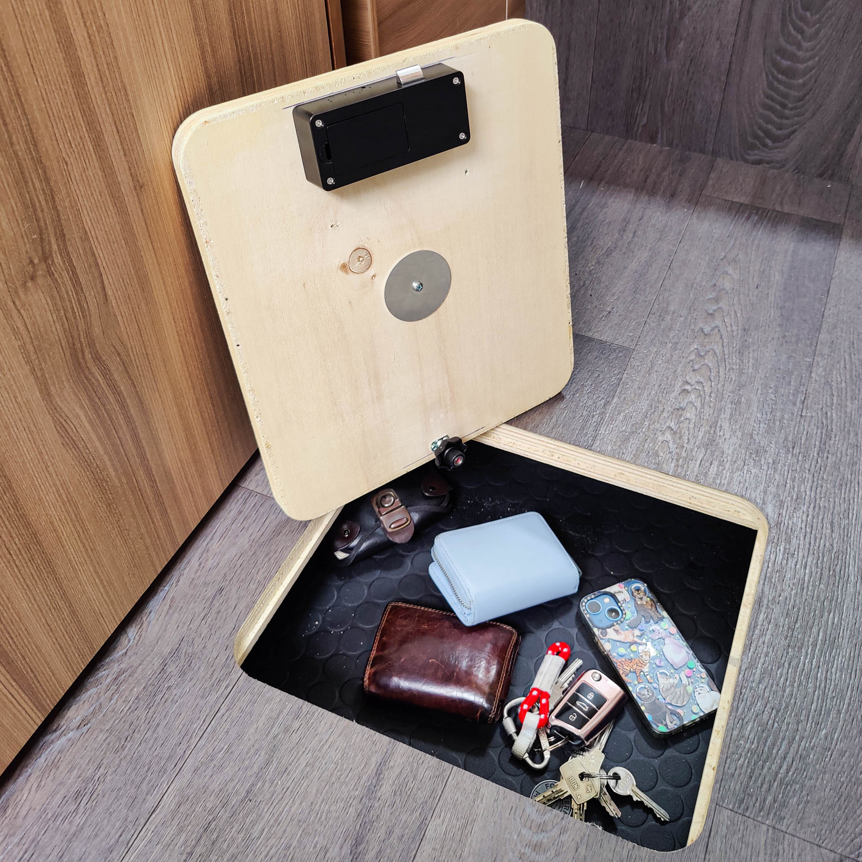 Vergrendelingssysteem voor de vloerluik in het motorhome