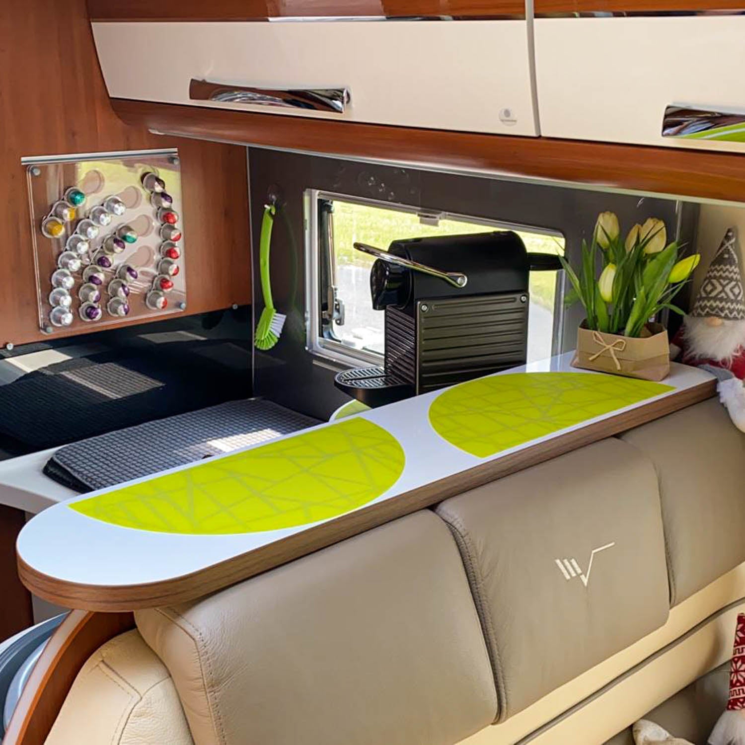 Opbergplank voor Mobilvetta K-Yacht Tekno Line vanaf 2018 met L-vormige zitgroep