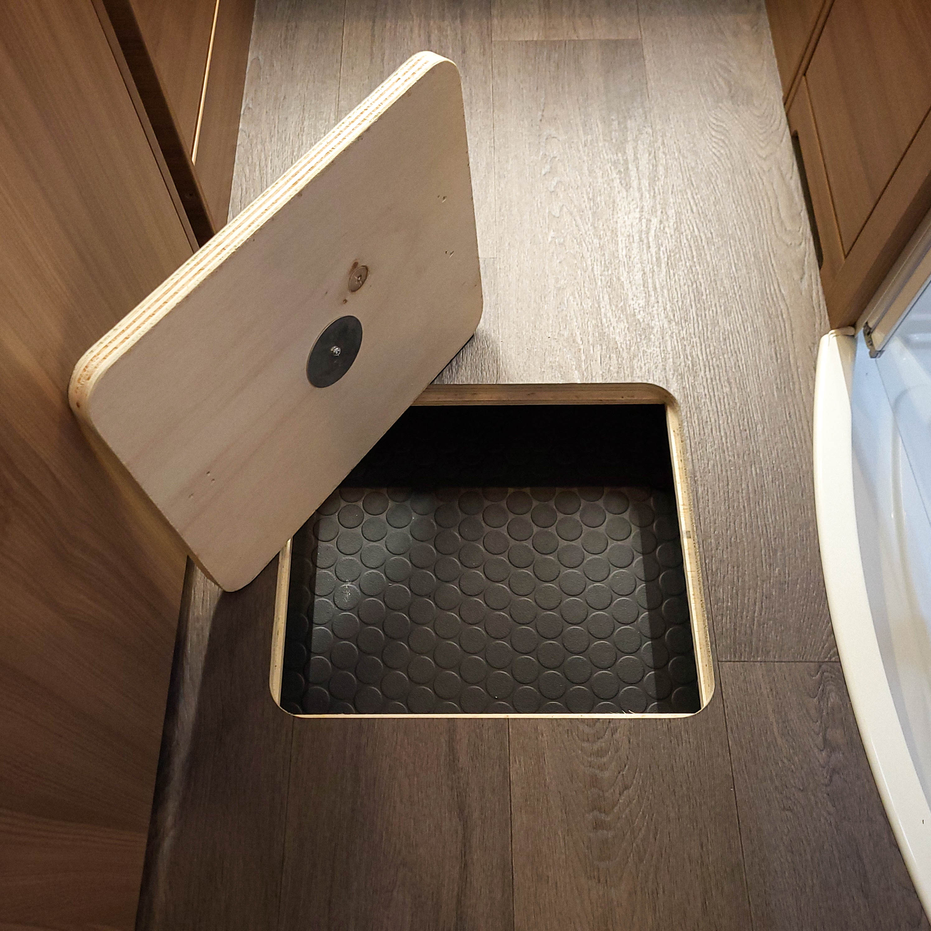 Vergrendelingssysteem voor de vloerluik in het motorhome