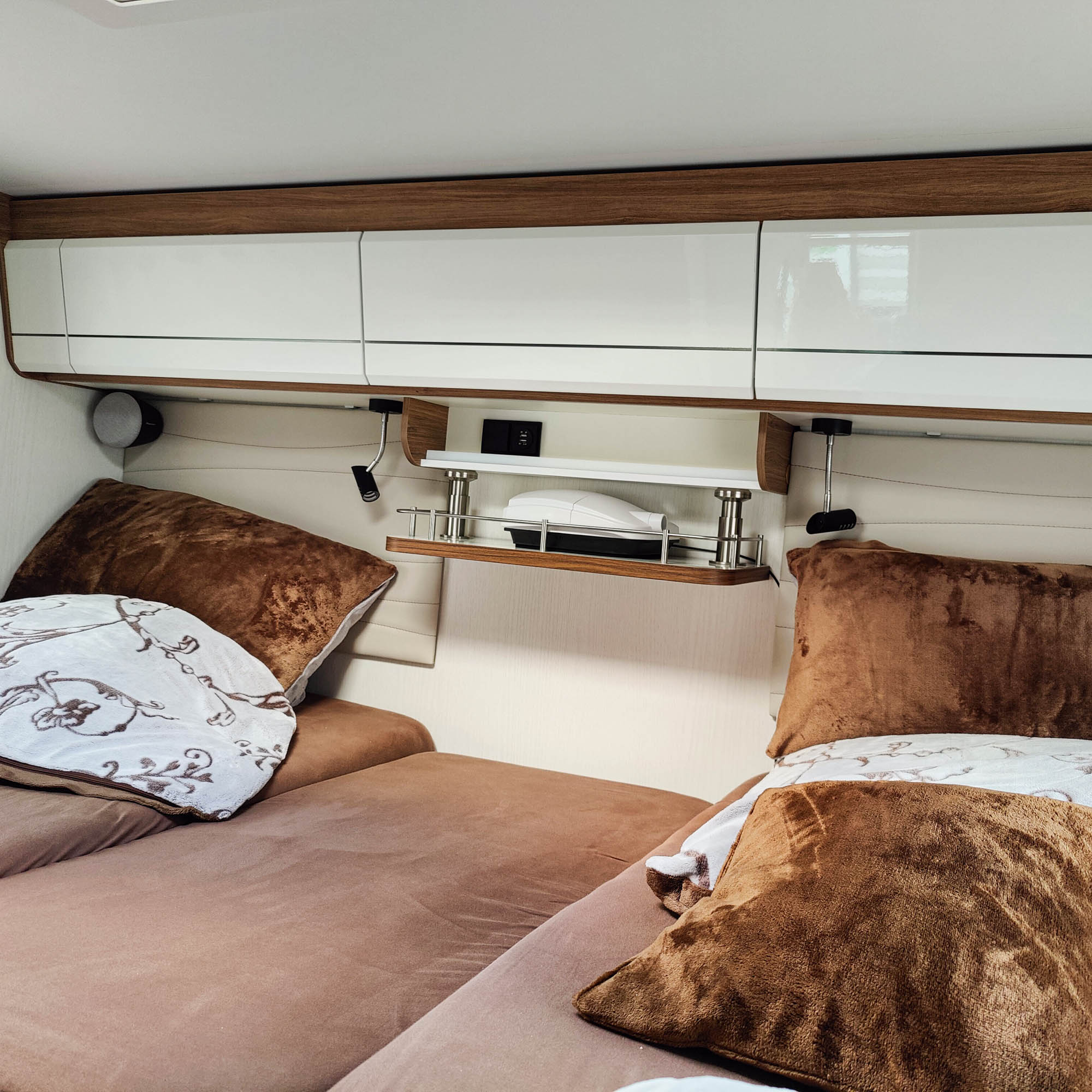 #kleur_hoogglans wit met rand in Madison Walnut