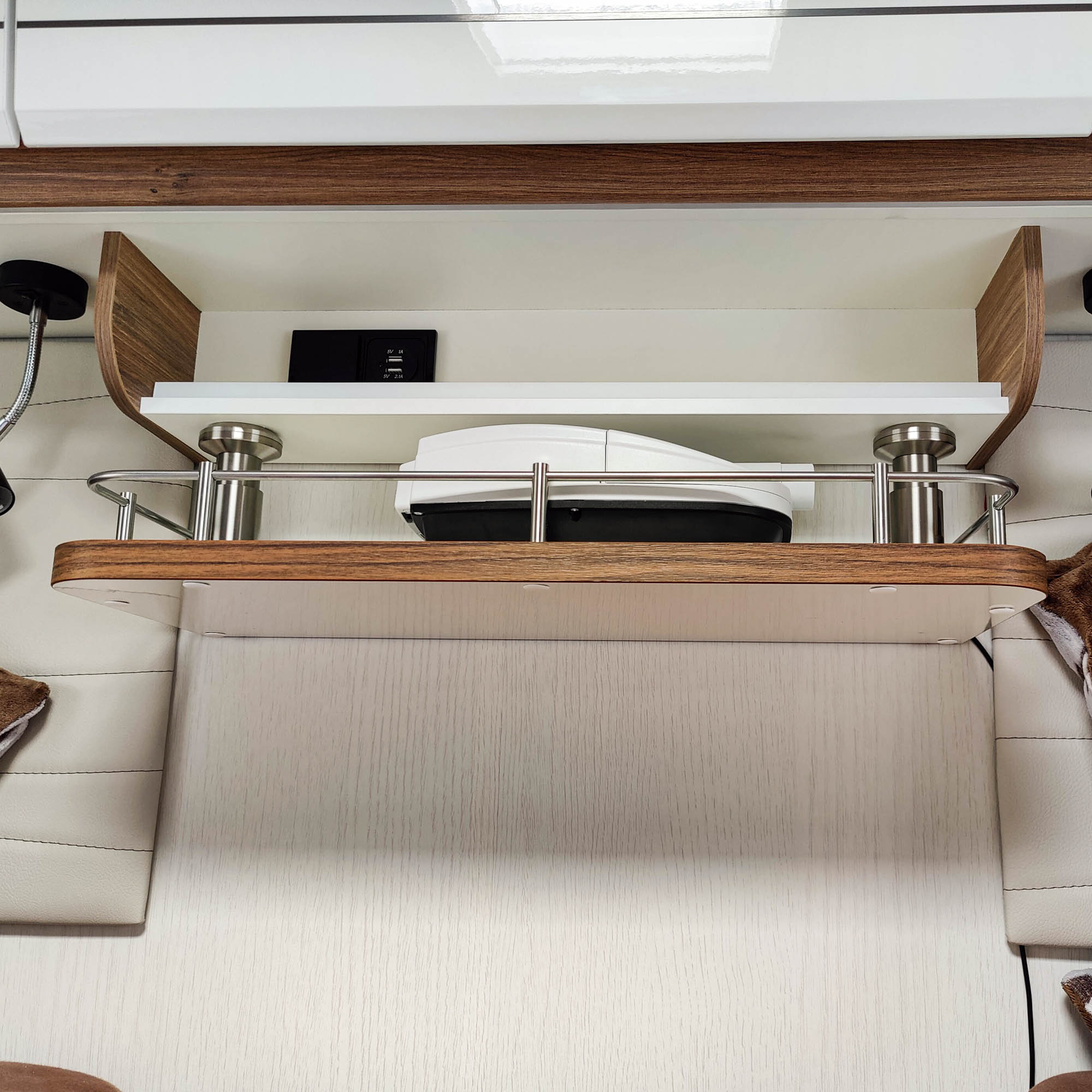 #kleur_hoogglans wit met rand in Madison Walnut