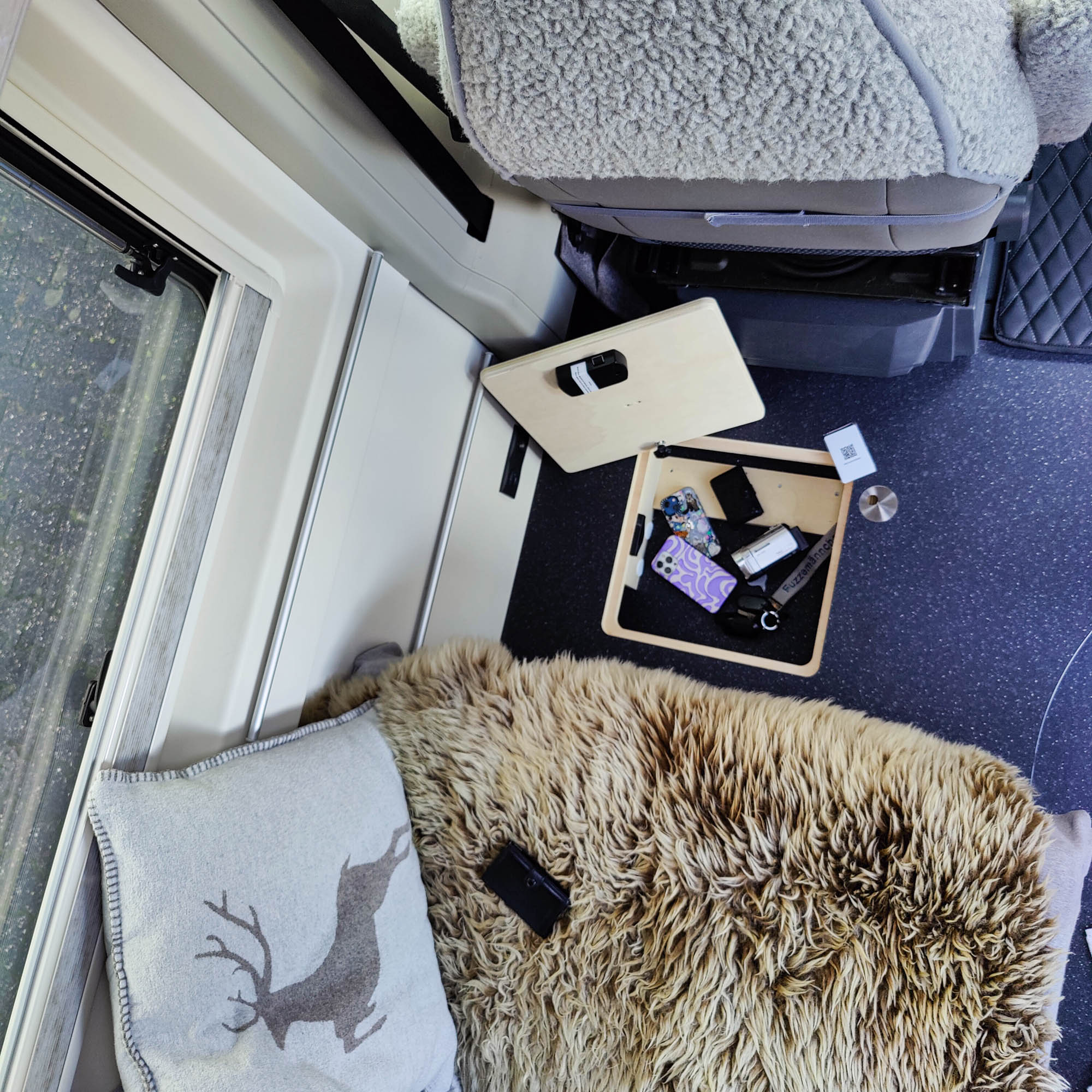 Vergrendelingssysteem voor de vloerluik in het motorhome