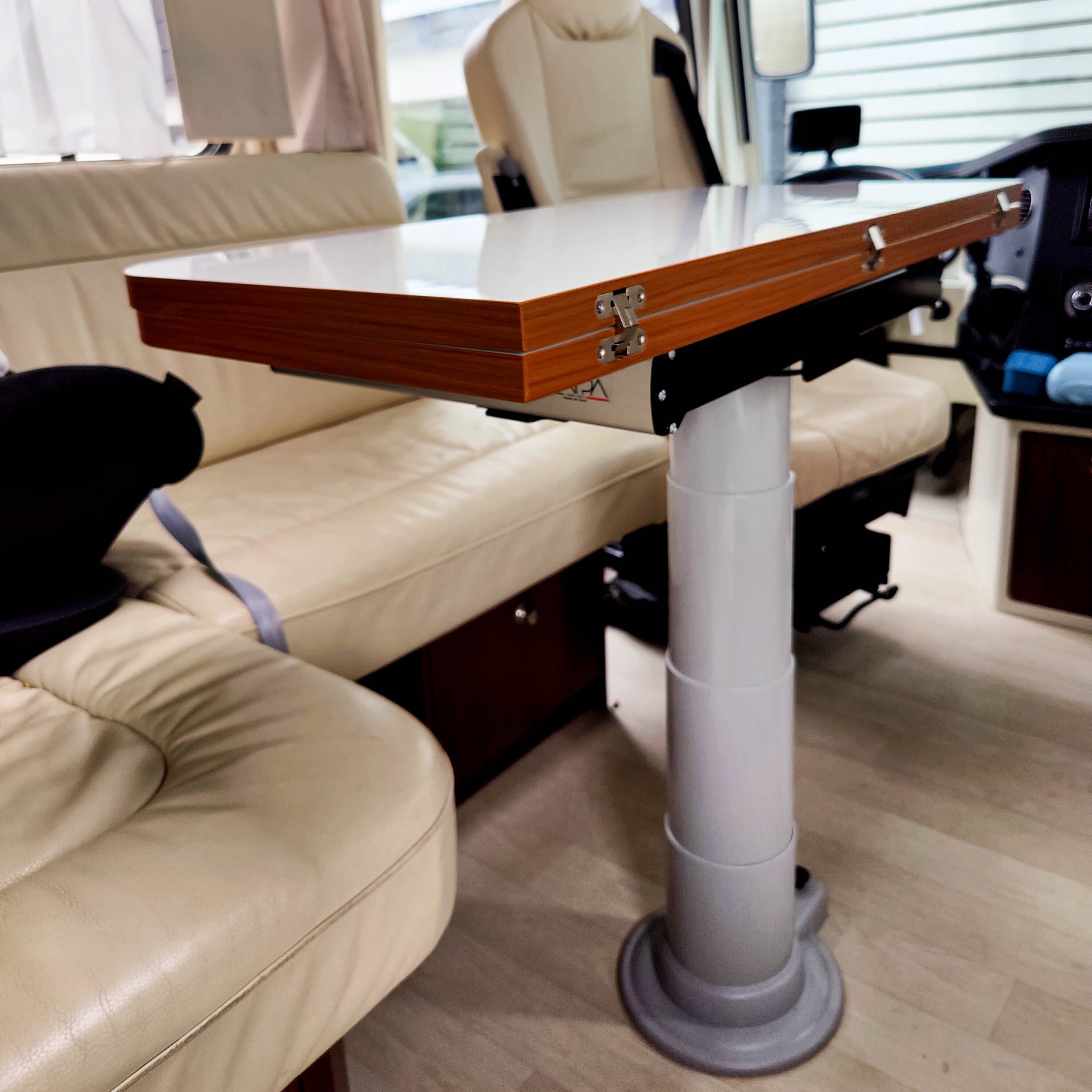 Inklapbaar tafelblad voor campers en caravans