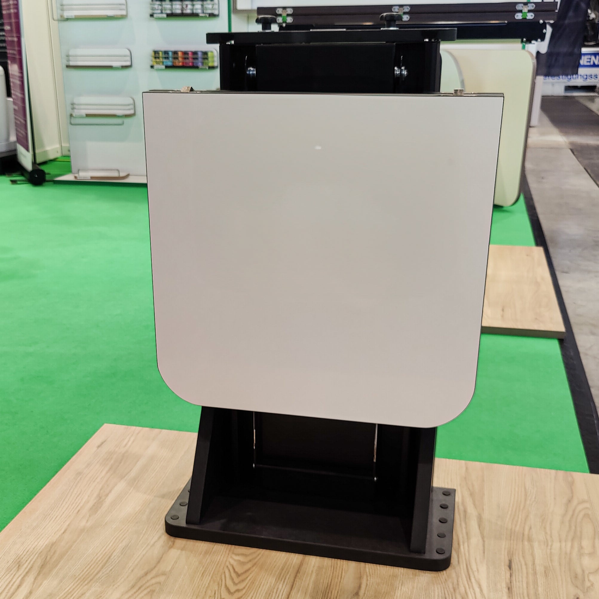 Zwevende tafel voor bestelwagens en campers