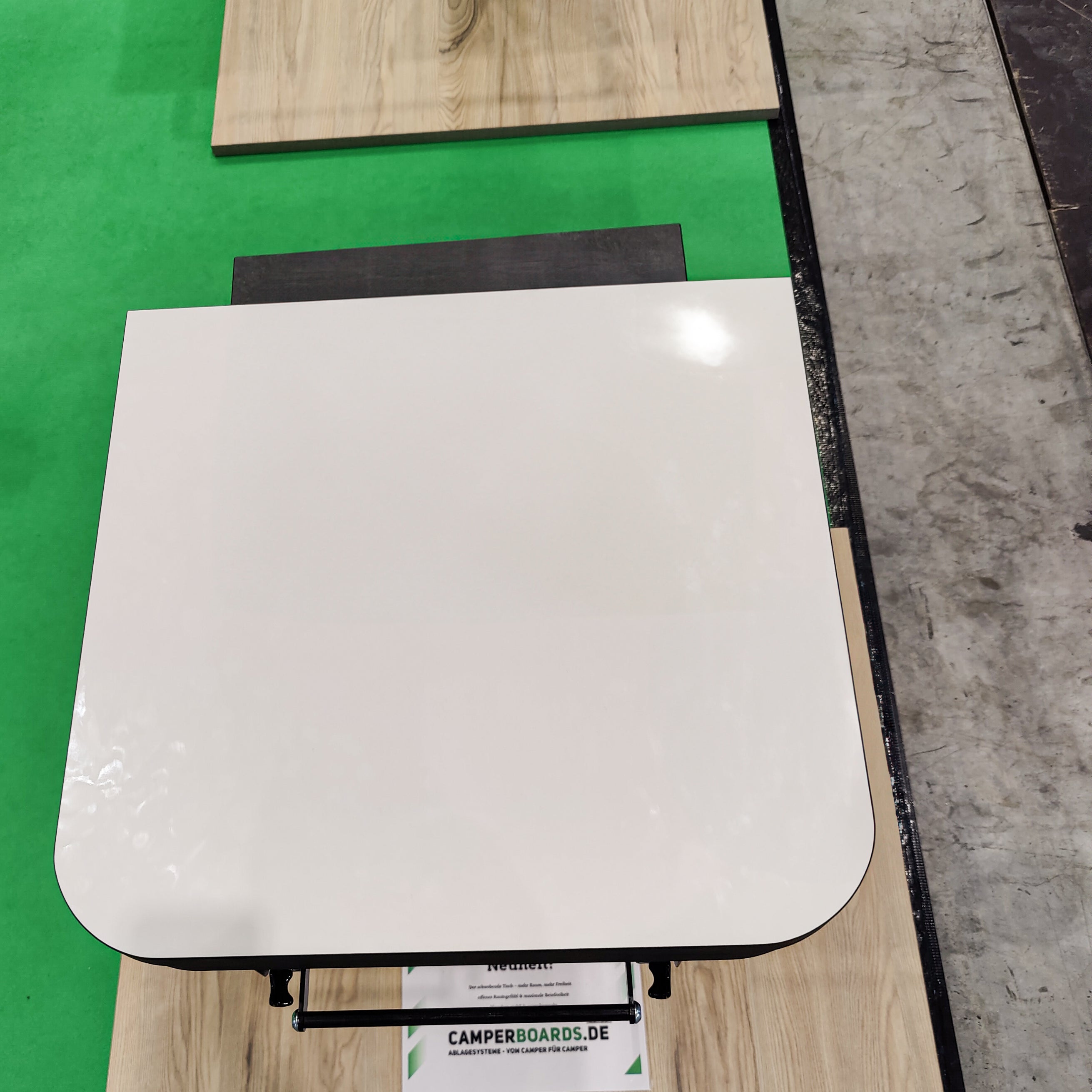 Zwevende tafel voor bestelwagens en campers