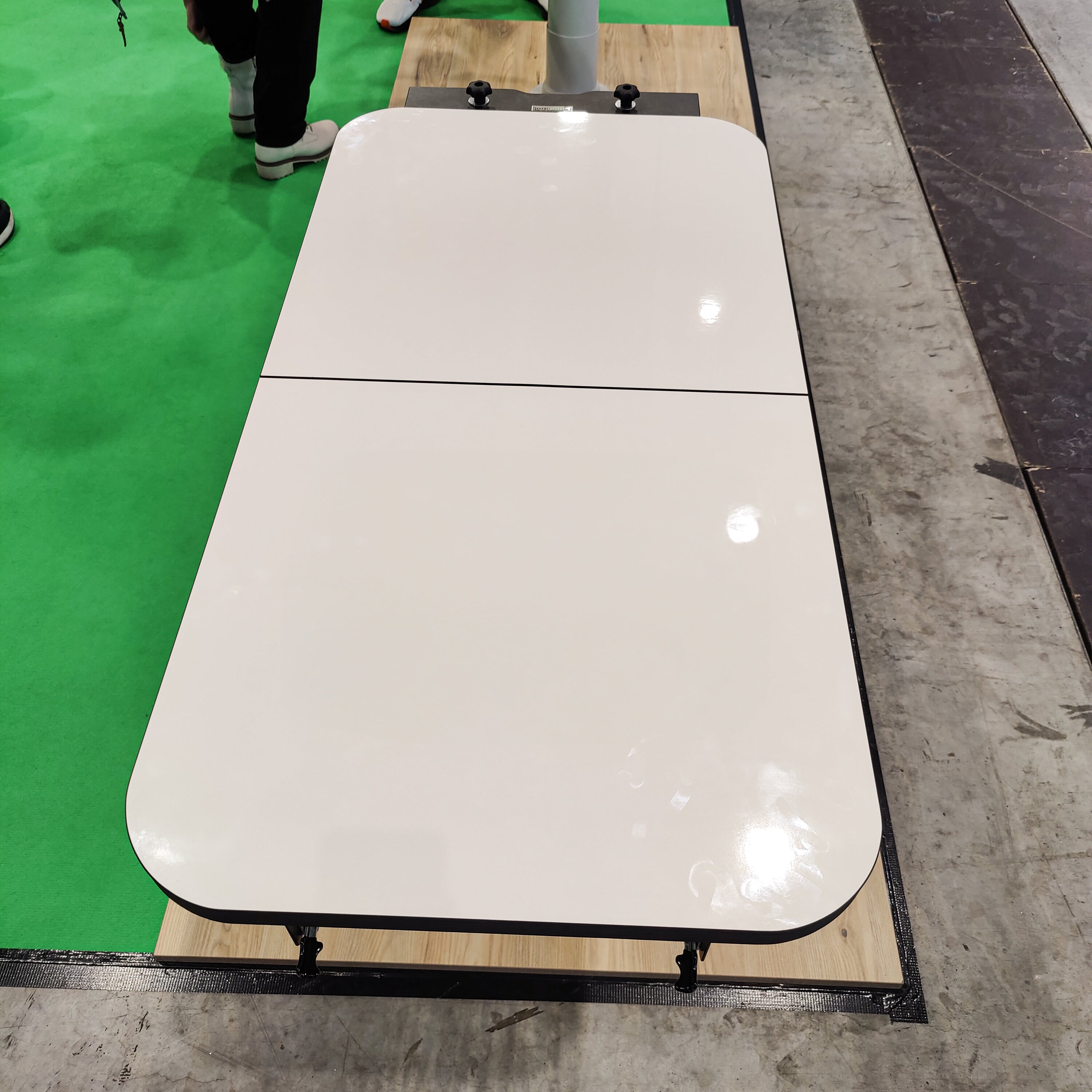 Zwevende tafel voor bestelwagens en campers