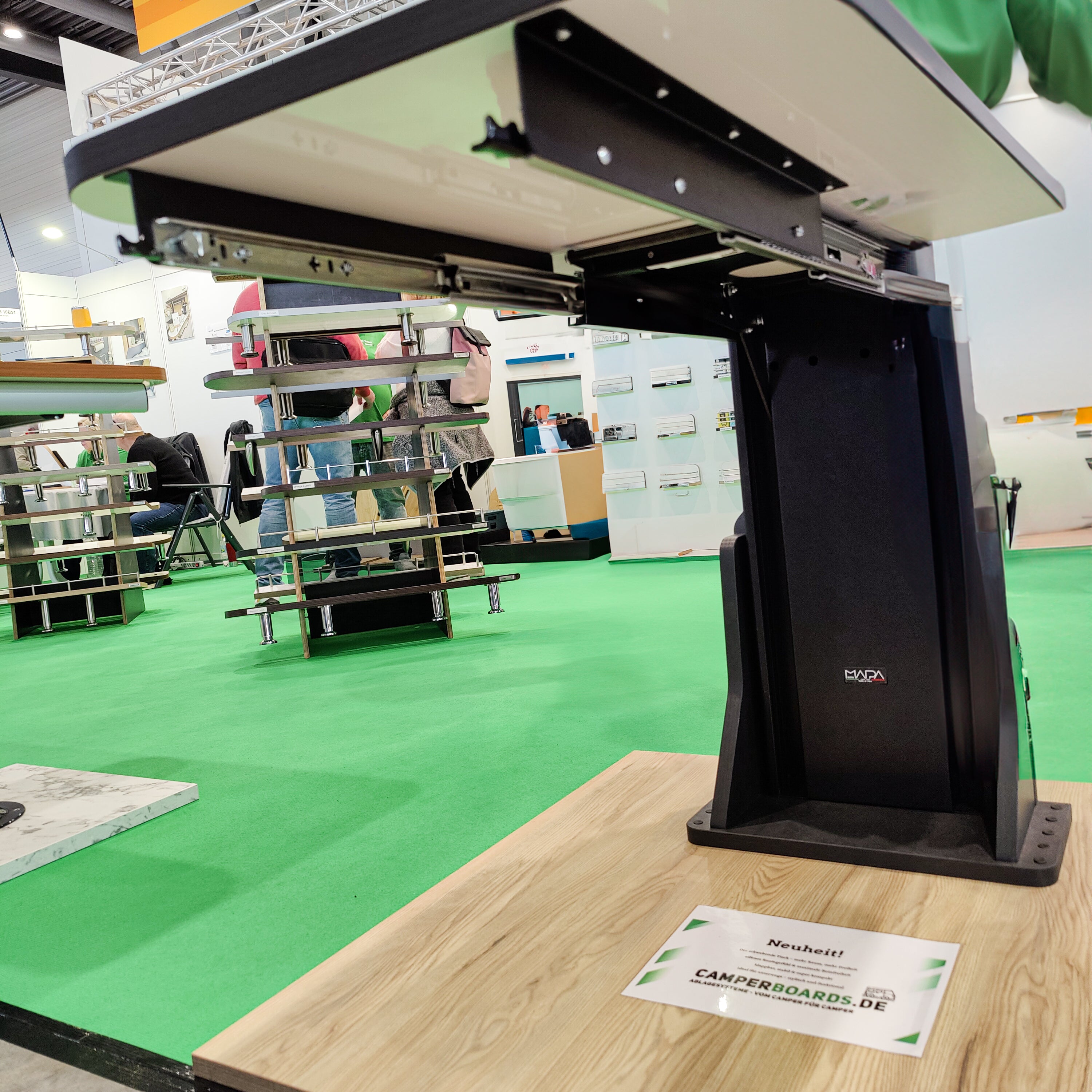 Zwevende tafel voor bestelwagens en campers