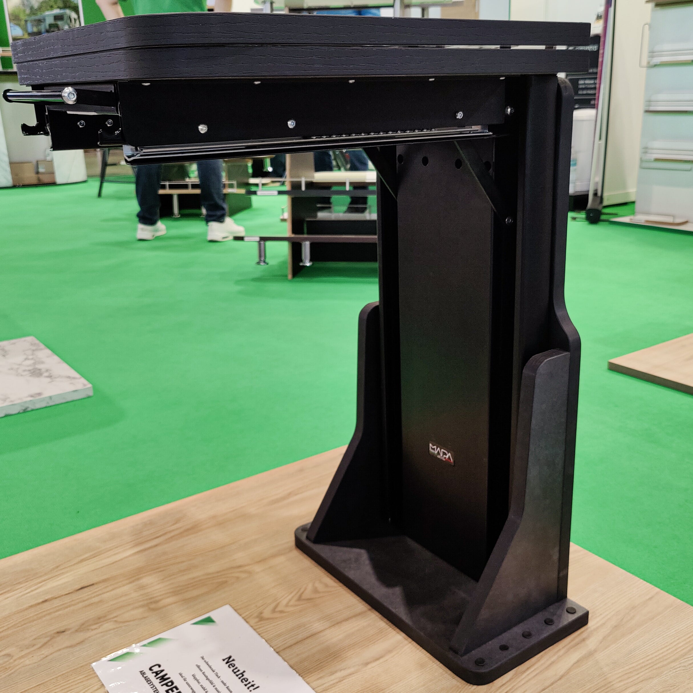 Zwevende tafel voor bestelwagens en campers