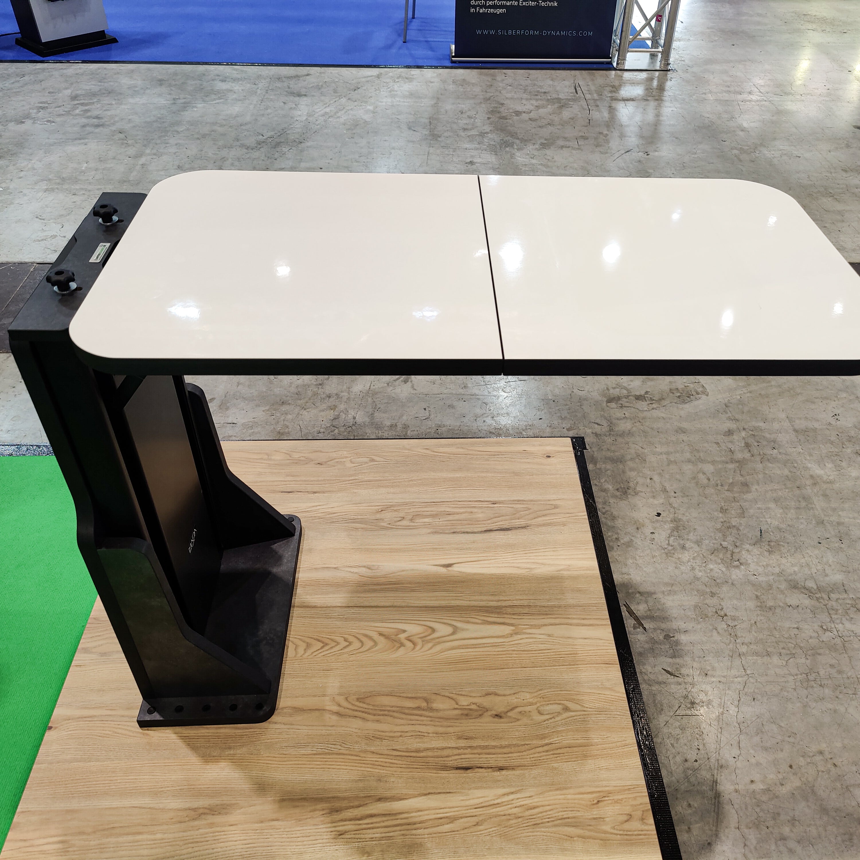 Zwevende tafel voor bestelwagens en campers