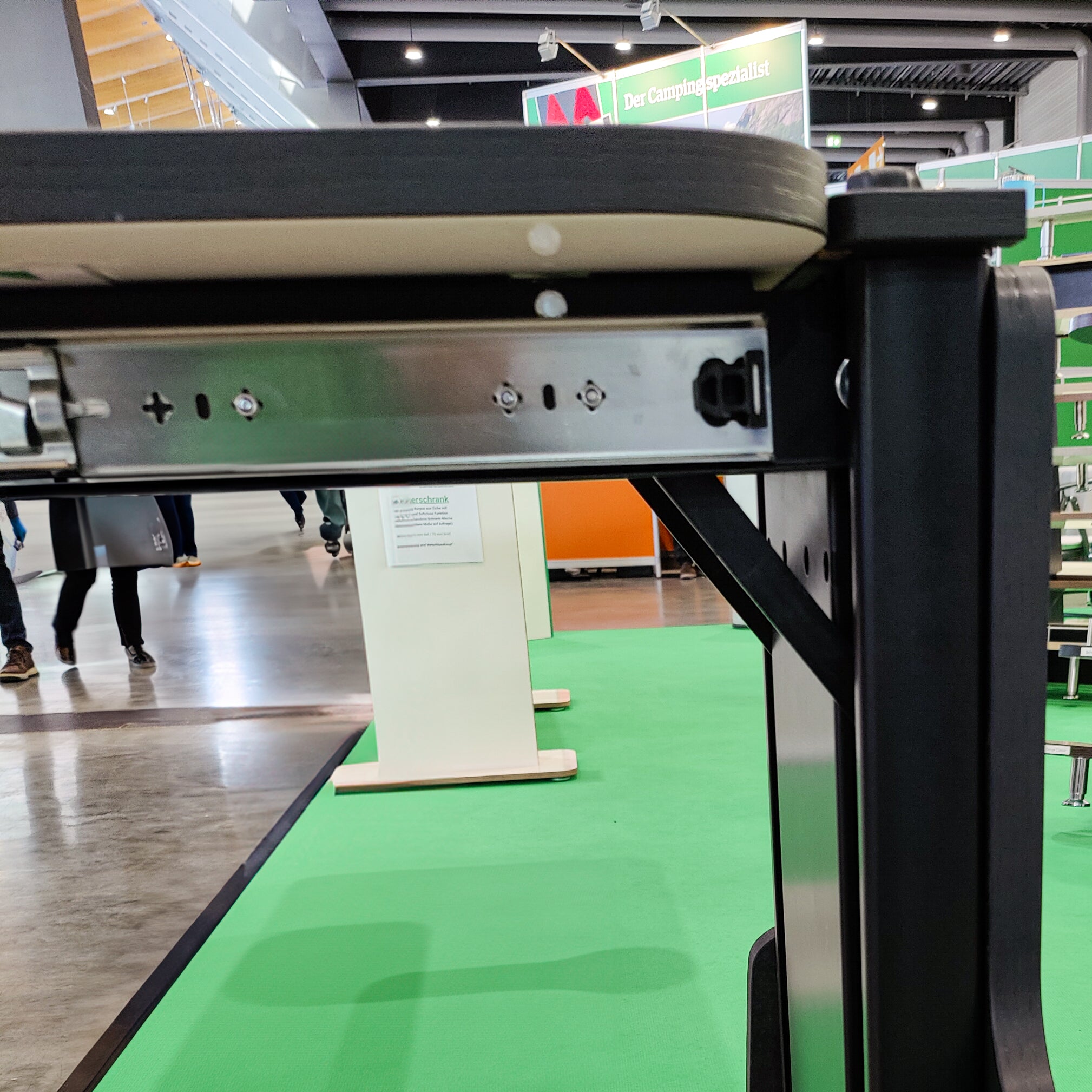 Zwevende tafel voor bestelwagens en campers